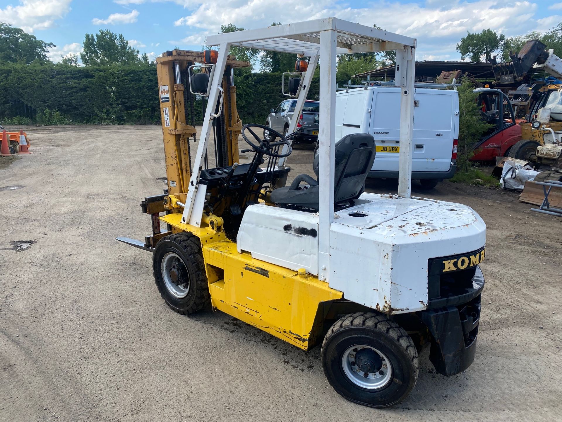 KOMATSU 2 TON DIESEL FORKLIFT, ISUZU ENGINE WHICH STARTS EASILY AND RUNS WELL *PLUS VAT* - Image 3 of 6