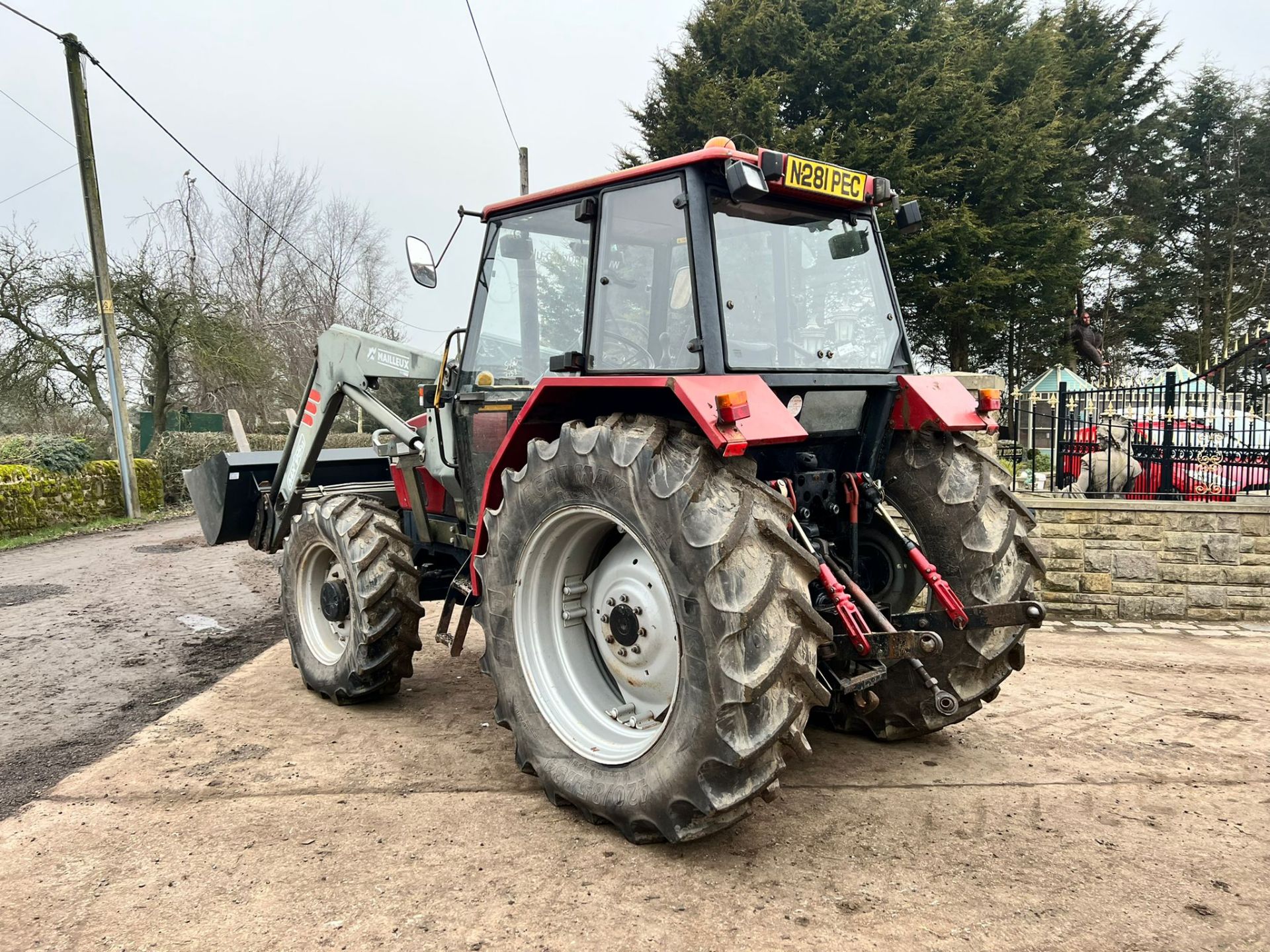 CASE 4230 84hp 4WD TRACTOR WITH FRONT LOADER, PALLET FORKS AND BUCKET *PLUS VAT* - Image 4 of 13