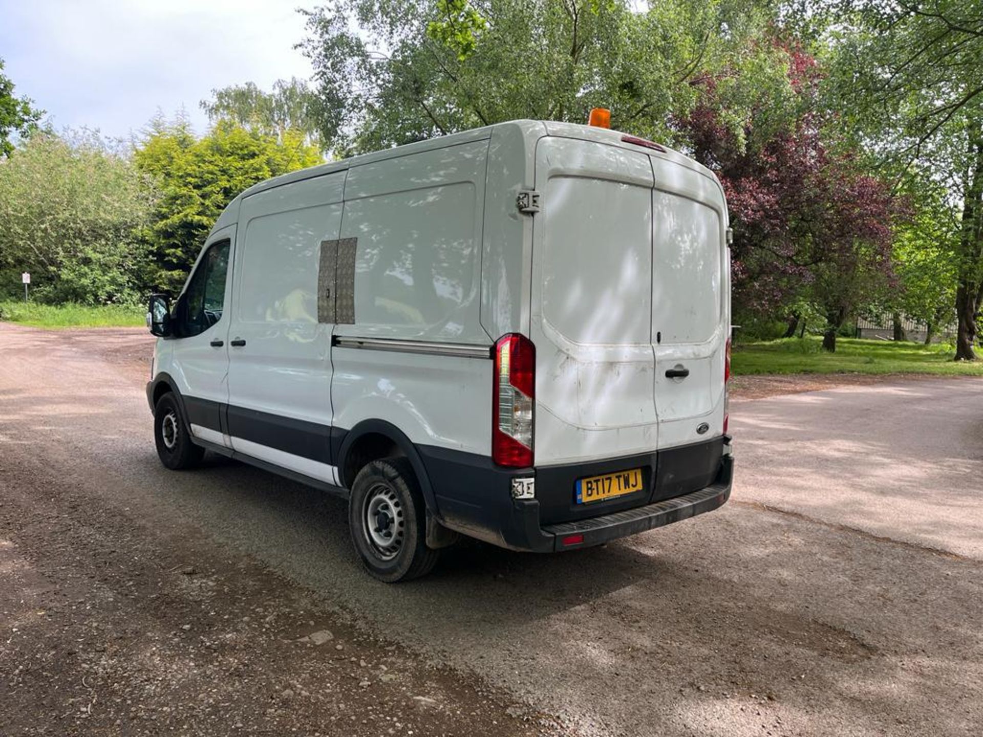 2017 FORD TRANSIT 350 L2H2 WHITE PANEL VAN, EURO 6 *PLUS VAT* - Image 12 of 17