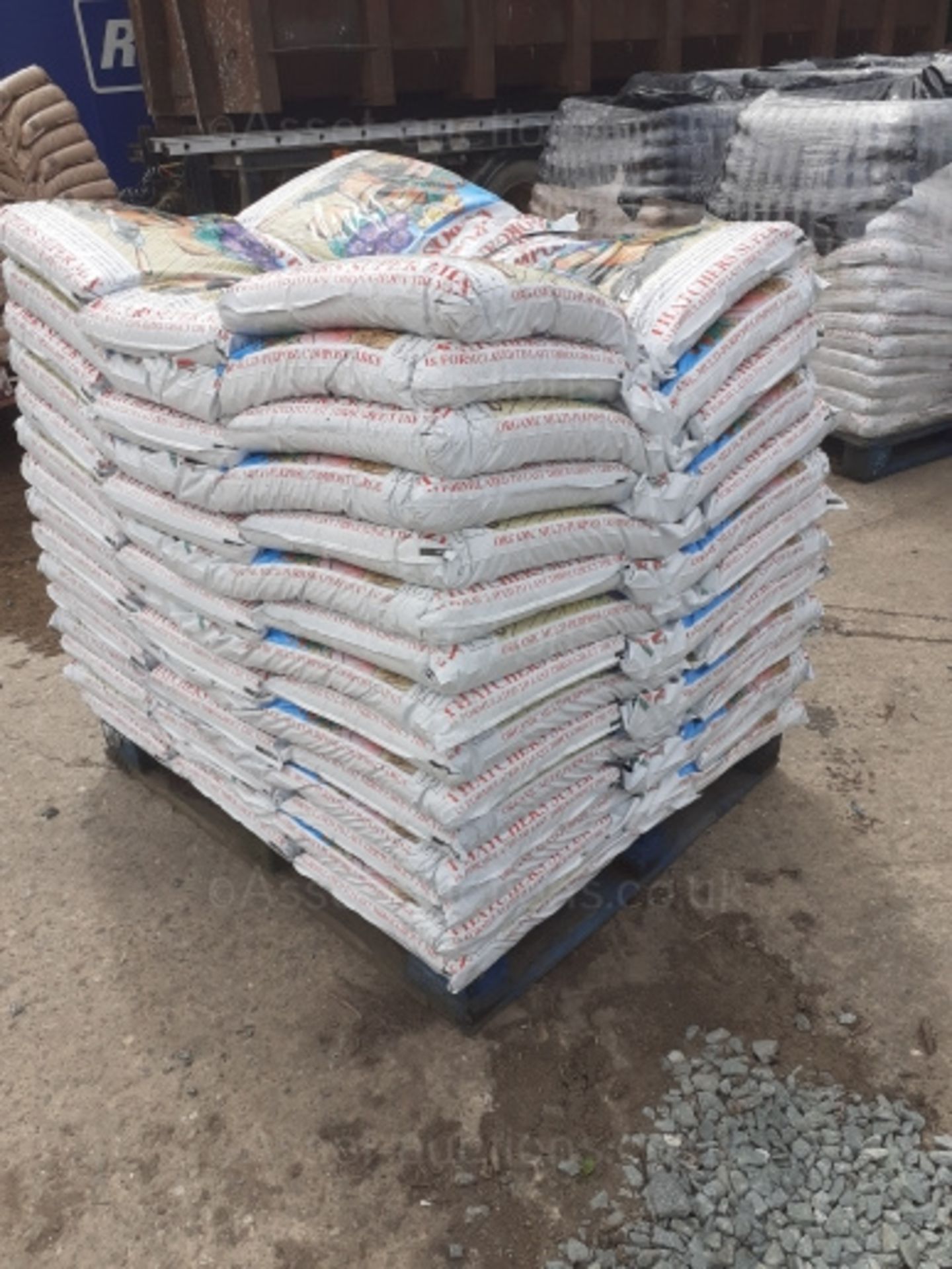 1 PALLET OF TOP GRADE COMPOST, EACH BAG CONTAINS 40 LITRES, 75 BAGS PER PALLET, APPROX WEIGHT 800kg