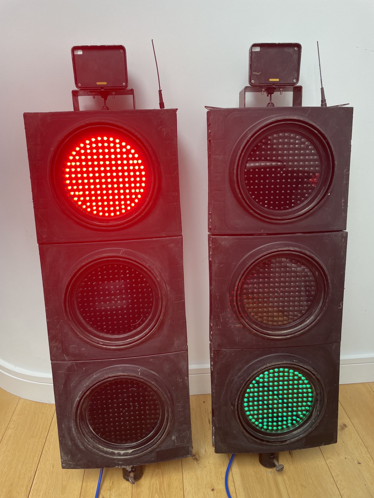 HOLLCO TEMPORARY TRIPOD TRAFFIC LIGHTS *PLUS VAT* - Image 2 of 3