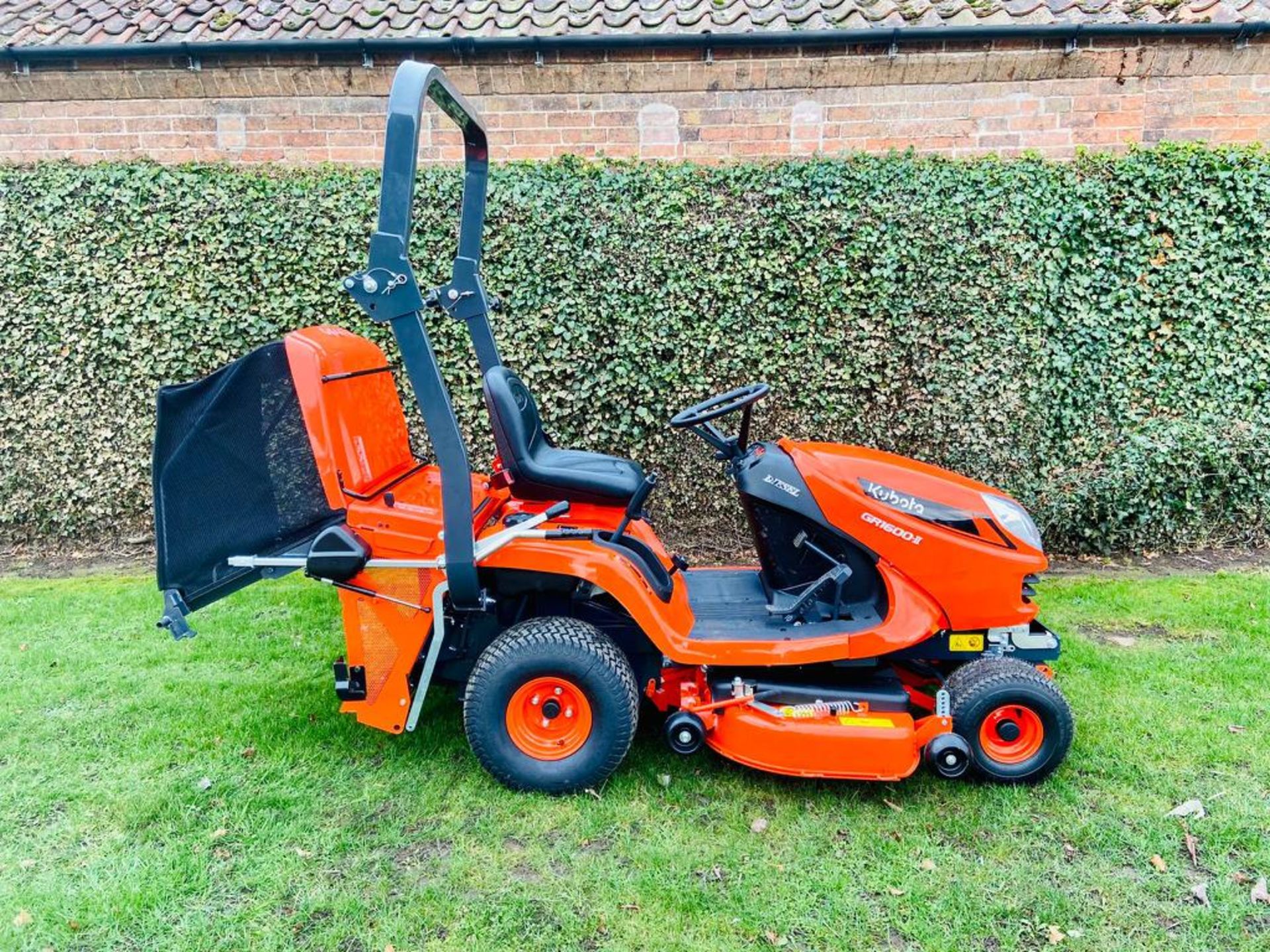 KUBOTA GR1600 MK2 MOWER, BRAND NEW, C/W COLLECTOR, 42" ROTARY CUT *PLUS VAT*