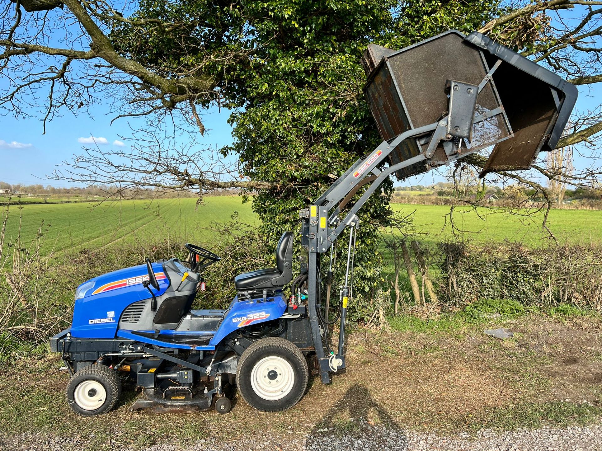 2012 Iseki SXG323 Diesel High Tip Ride On Mower, Runs Drives Cuts And Collects *PLUS VAT* - Image 4 of 15