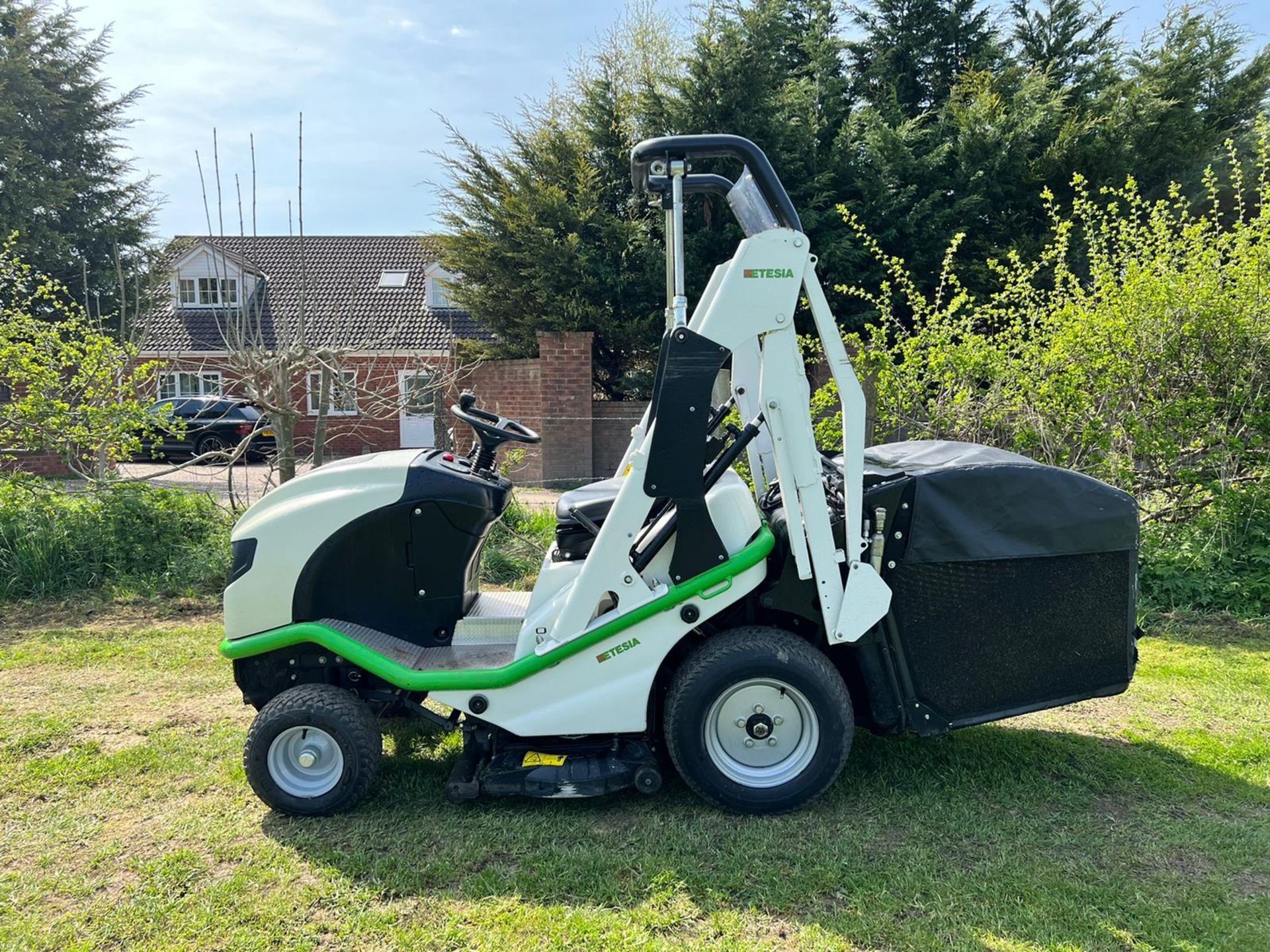2016 Etesia Hydro 100 High Tip Ride On Mower, Runs Drives Cuts And Collects *PLUS VAT* - Image 4 of 25