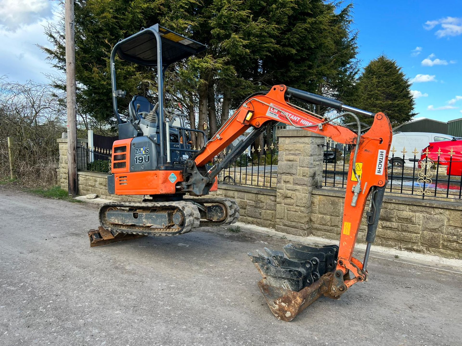 2017 HITACHI ZAXIS 19U 1.9 TON MINI DIGGER, RUNS DRIVES LIFTS, SHOWING A LOW 1609 HOURS - Image 8 of 20