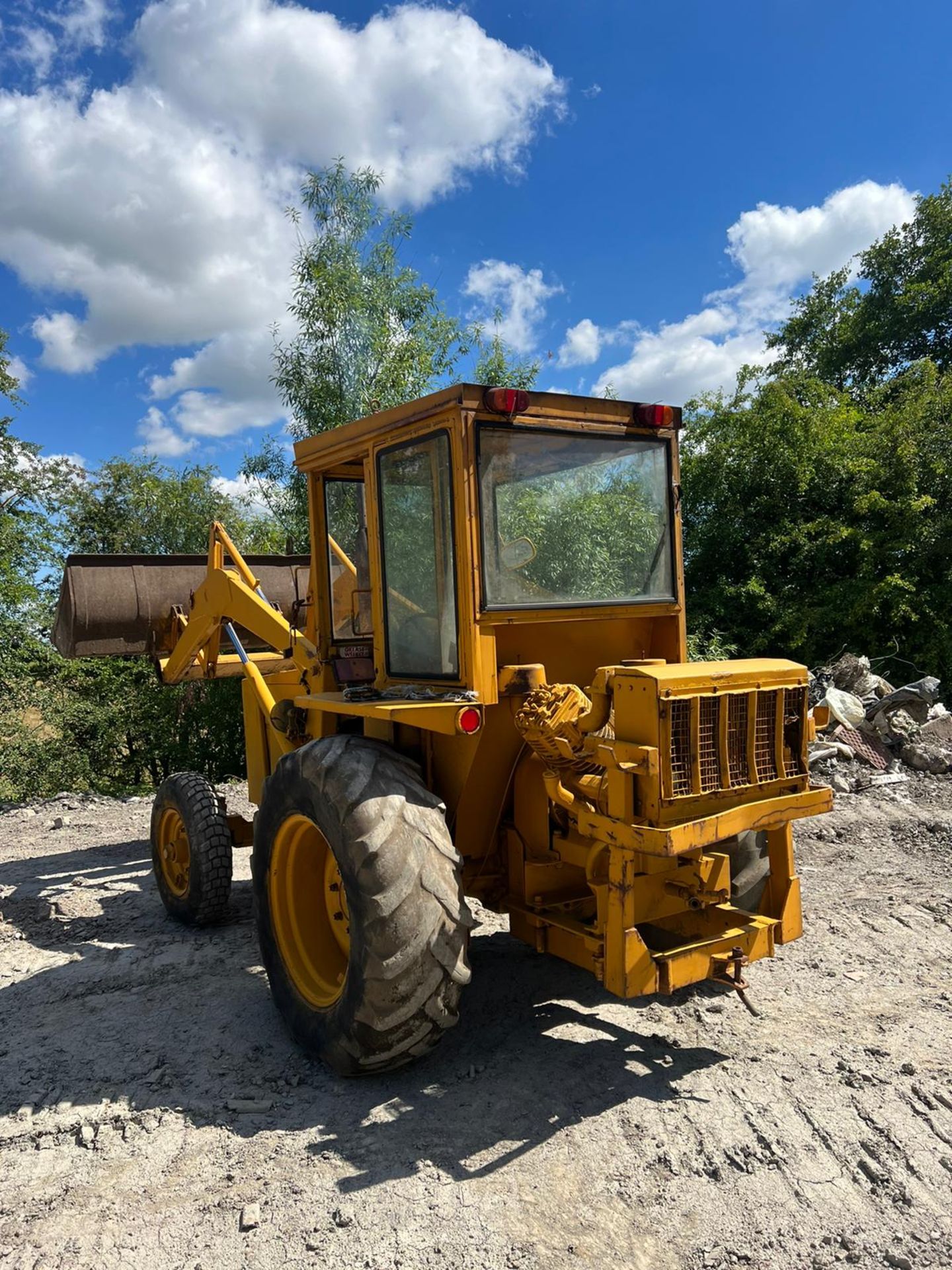 INTERNATIONAL 3434 FRONT LOADER TRACTOR WITH COMPRESSOR ON THE REAR *PLUS VAT* - Image 6 of 11