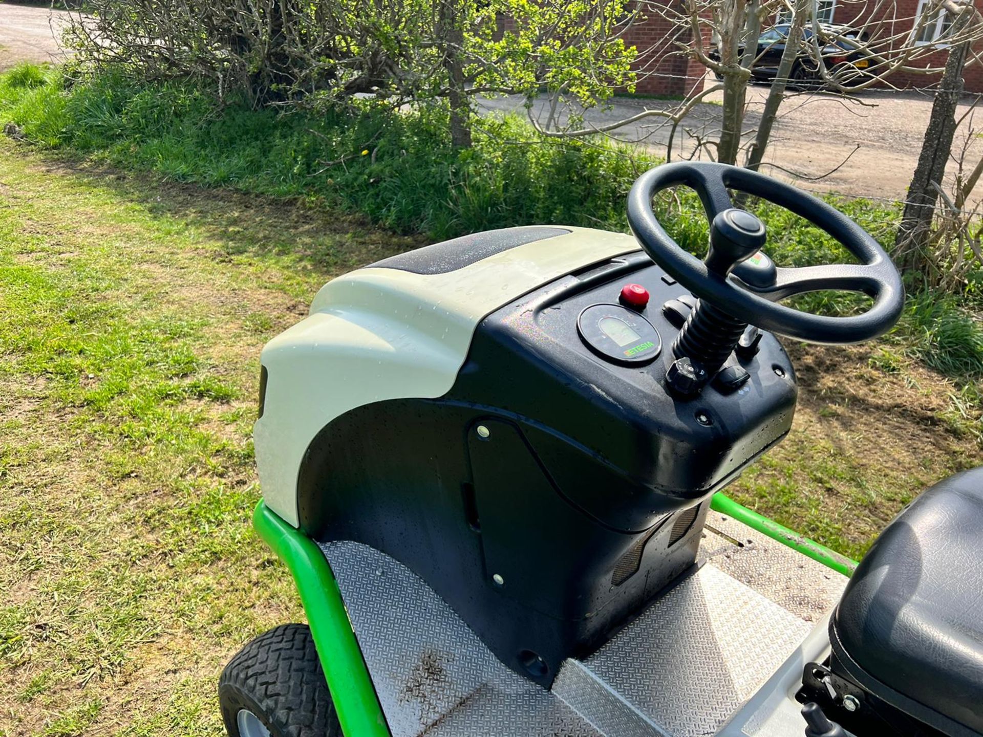 2016 Etesia Hydro 100 High Tip Ride On Mower, Runs Drives Cuts And Collects *PLUS VAT* - Image 19 of 25