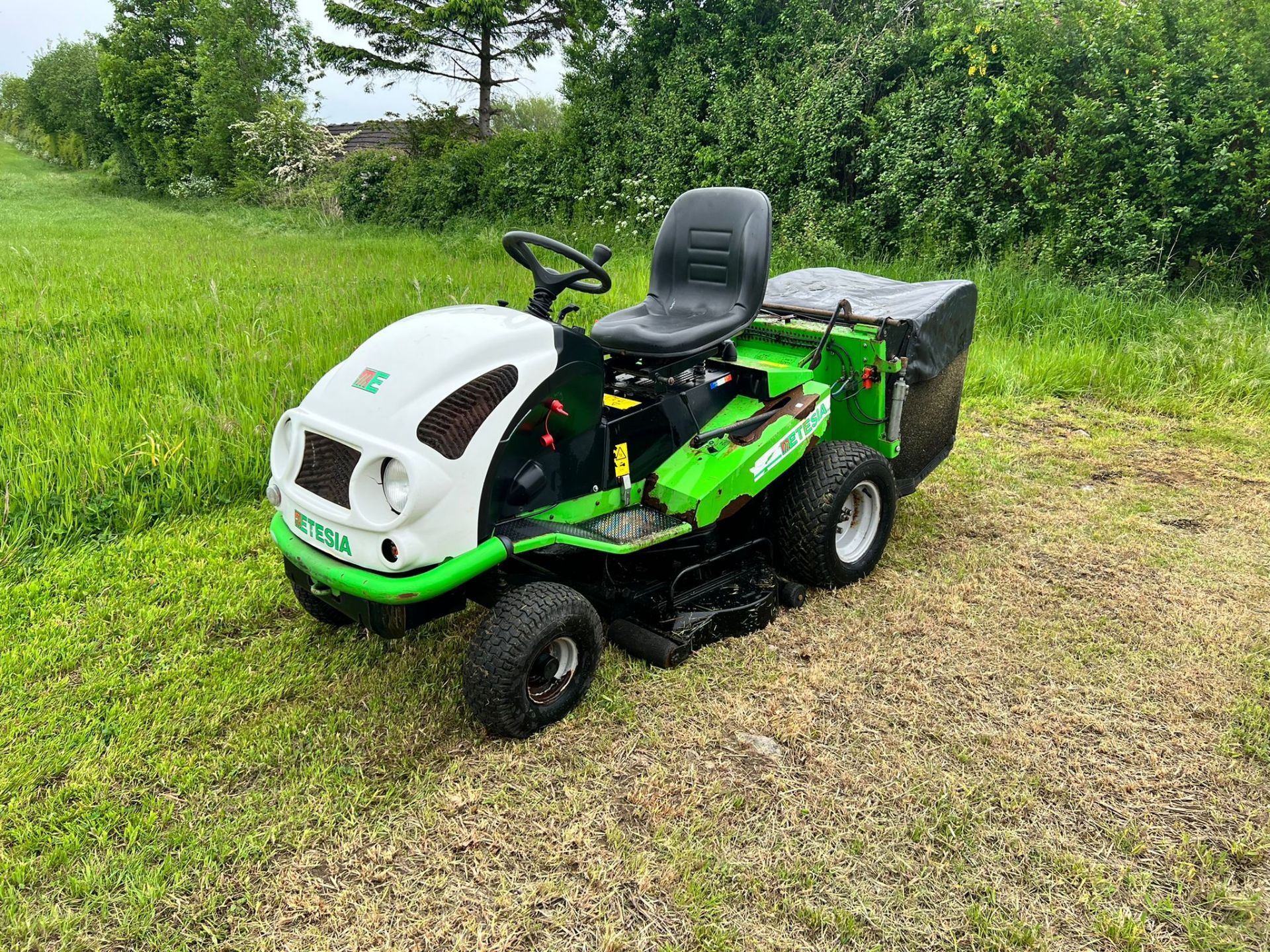 Etesia MVEHH Hydro 100 Ride On Mower, Runs Drives And Cuts *Plus Vat* - Image 2 of 15