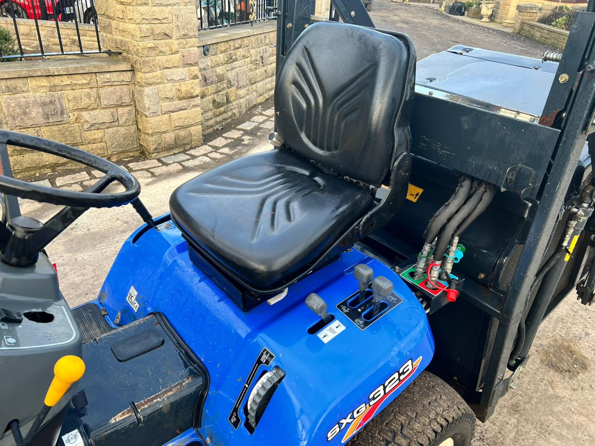 2012 ISEKI SXG323 DIESEL HIGH TIP RIDE ON MOWER, RUNS DRIVES AND CUTS *PLUS VAT* - Image 13 of 13