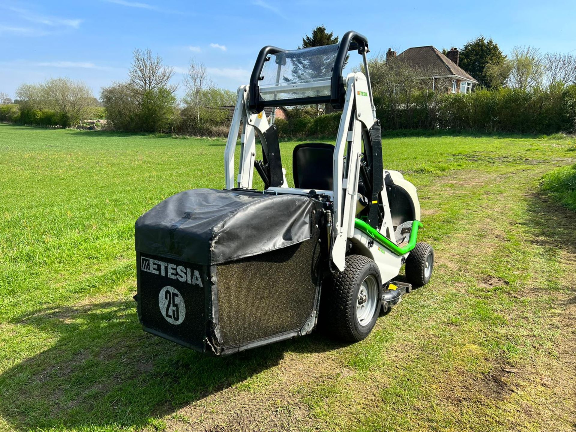 2016 Etesia Hydro 100 High Tip Ride On Mower, Runs Drives Cuts And Collects *PLUS VAT* - Image 7 of 25