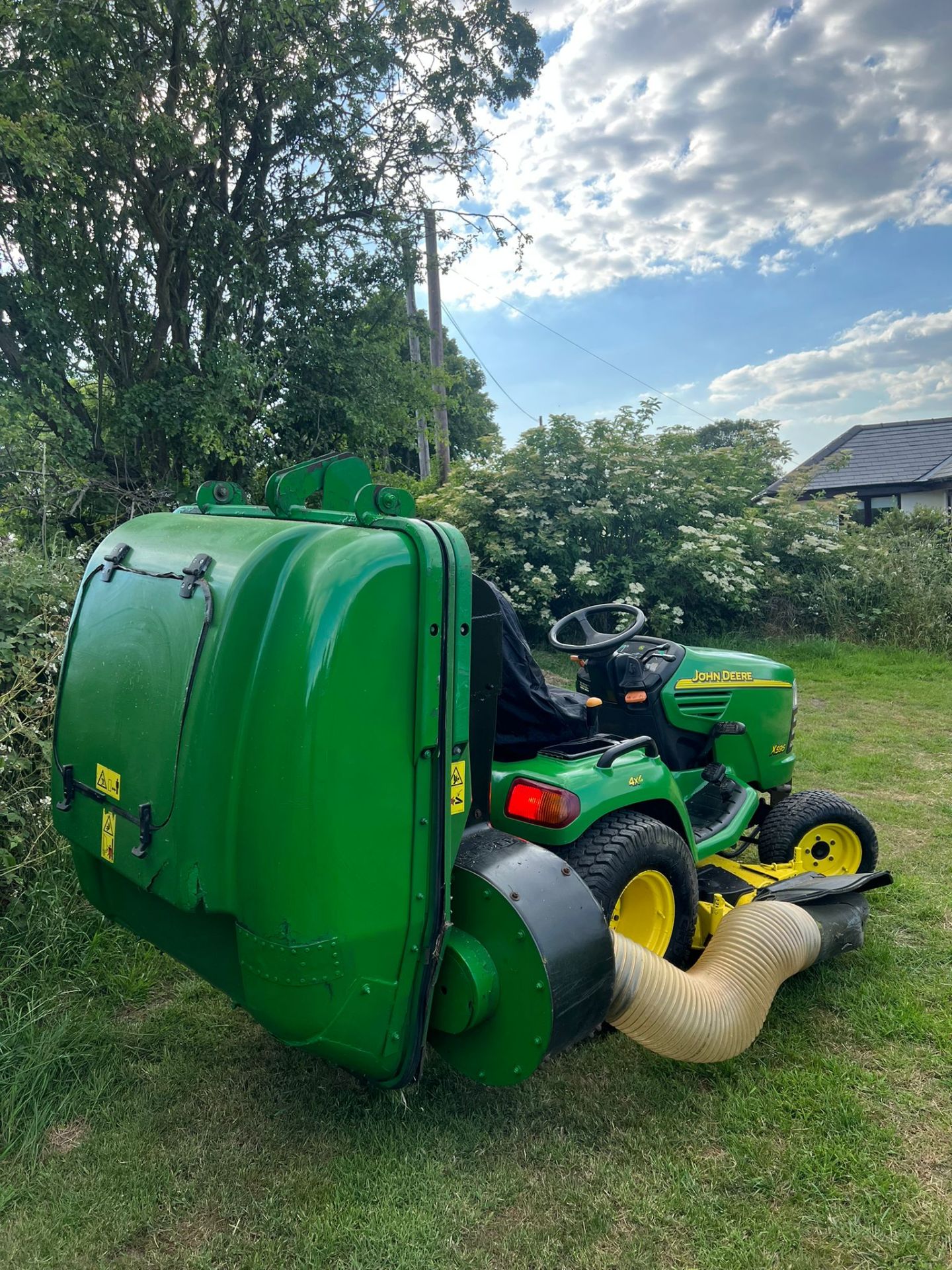 JOHN DEERE X495 RIDE ON LAWN MOWER WITH COLLECTOR *PLUS VAT* - Image 2 of 6