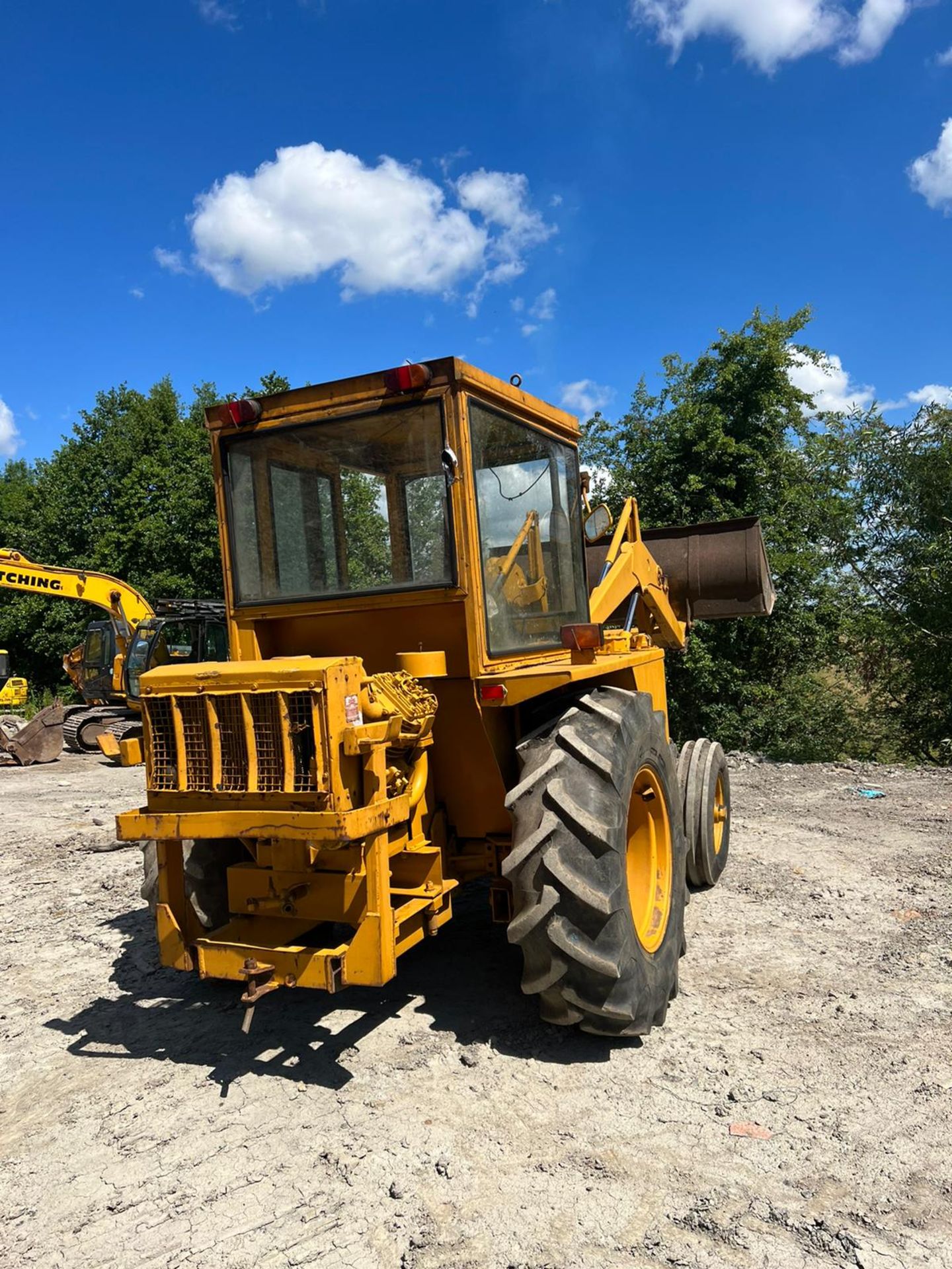 INTERNATIONAL 3434 FRONT LOADER TRACTOR WITH COMPRESSOR ON THE REAR *PLUS VAT* - Image 5 of 11