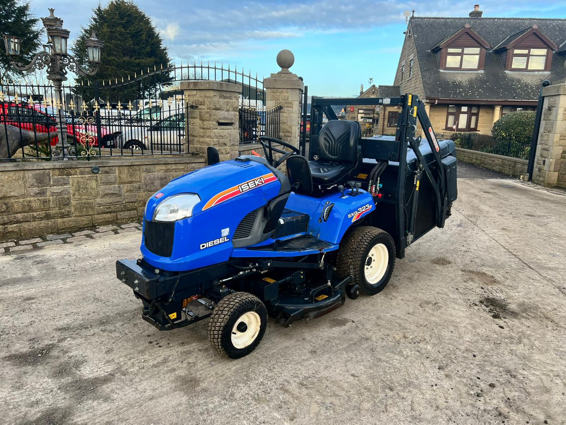 2012 ISEKI SXG323 DIESEL HIGH TIP RIDE ON MOWER, RUNS DRIVES AND CUTS *PLUS VAT* - Image 3 of 13