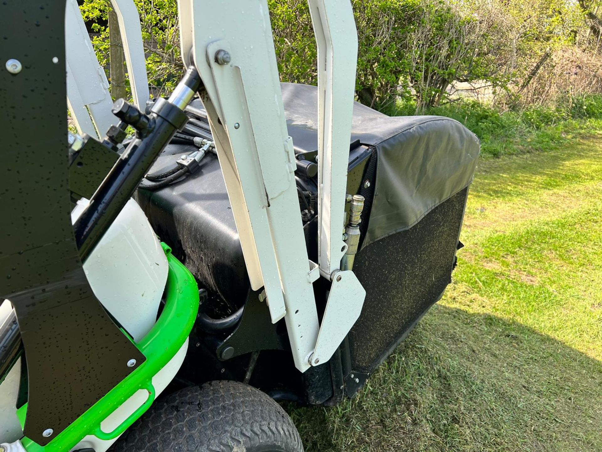 2016 Etesia Hydro 100 High Tip Ride On Mower, Runs Drives Cuts And Collects *PLUS VAT* - Image 9 of 25