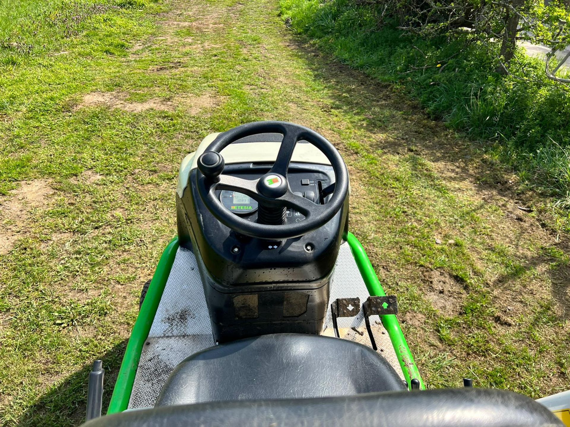 2016 Etesia Hydro 100 High Tip Ride On Mower, Runs Drives Cuts And Collects *PLUS VAT* - Image 17 of 25