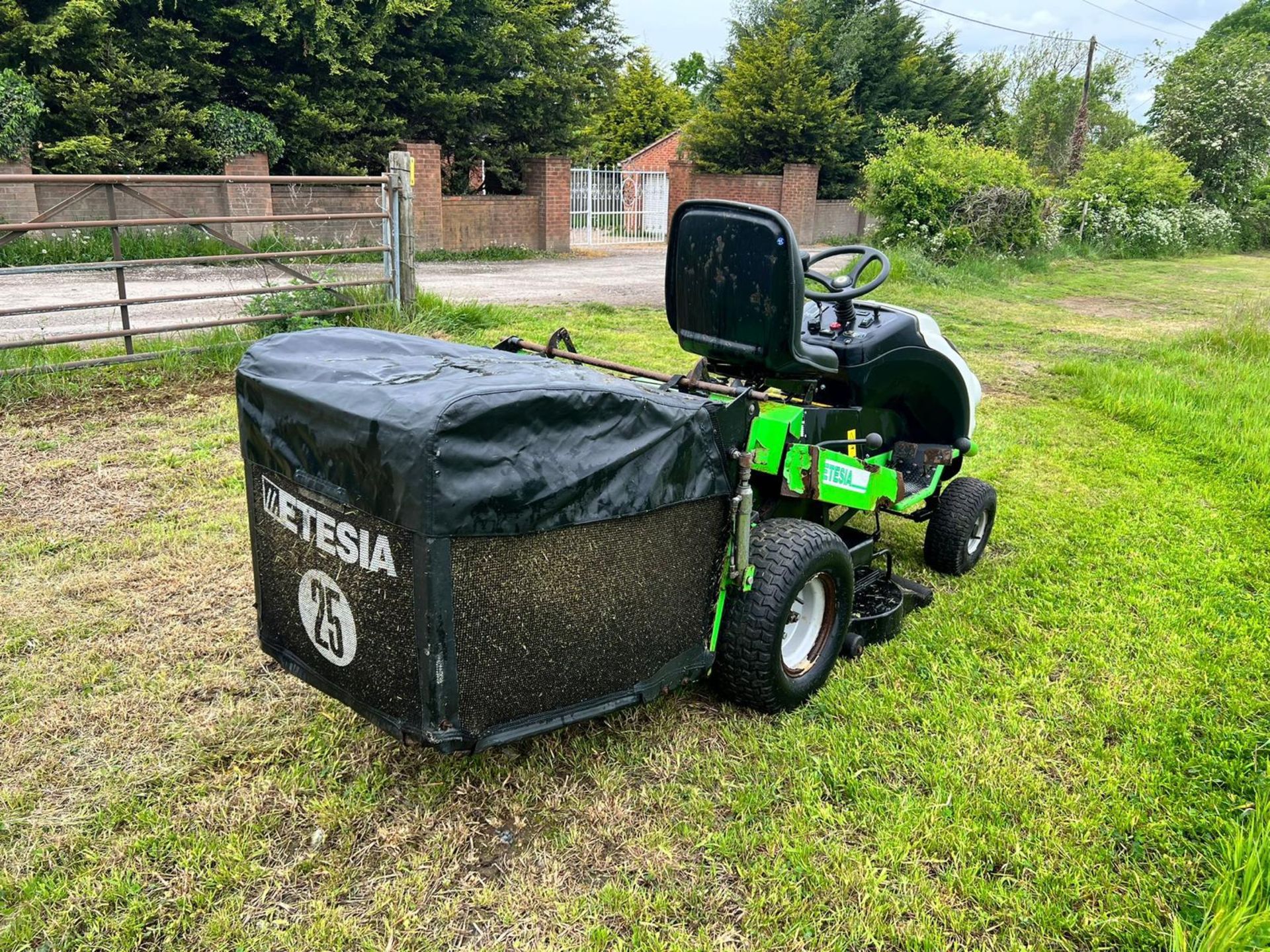 Etesia MVEHH Hydro 100 Ride On Mower, Runs Drives And Cuts *Plus Vat* - Image 6 of 15