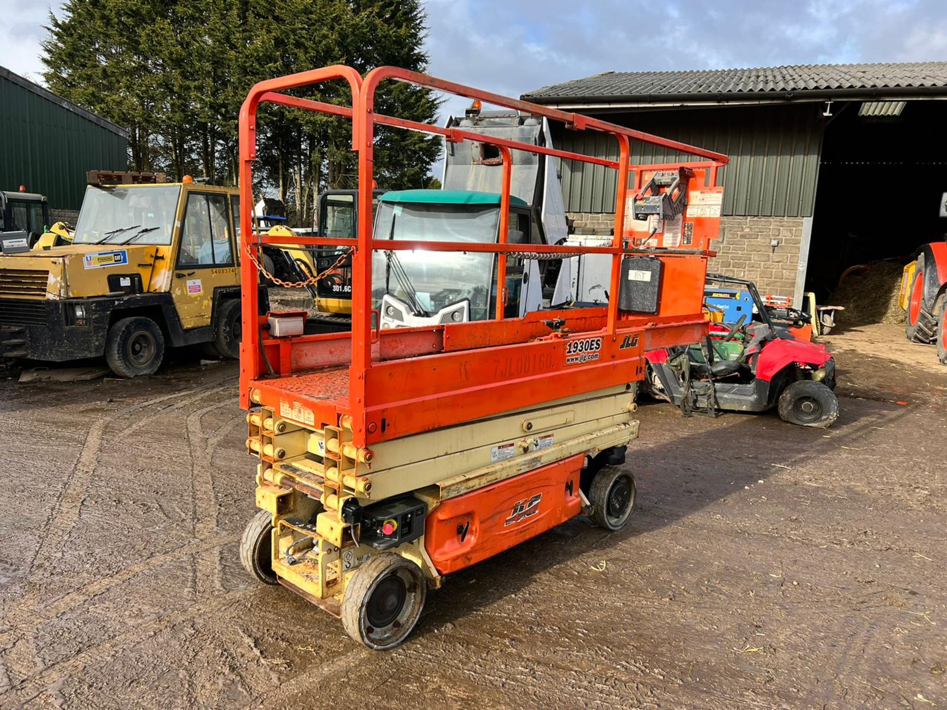 2016 JLG 1930ES ELECTRIC SCISSOR LIFT, DRIVES AND LIFTS, SHOWING A LOW 203 HOURS *PLUS VAT* - Image 2 of 17