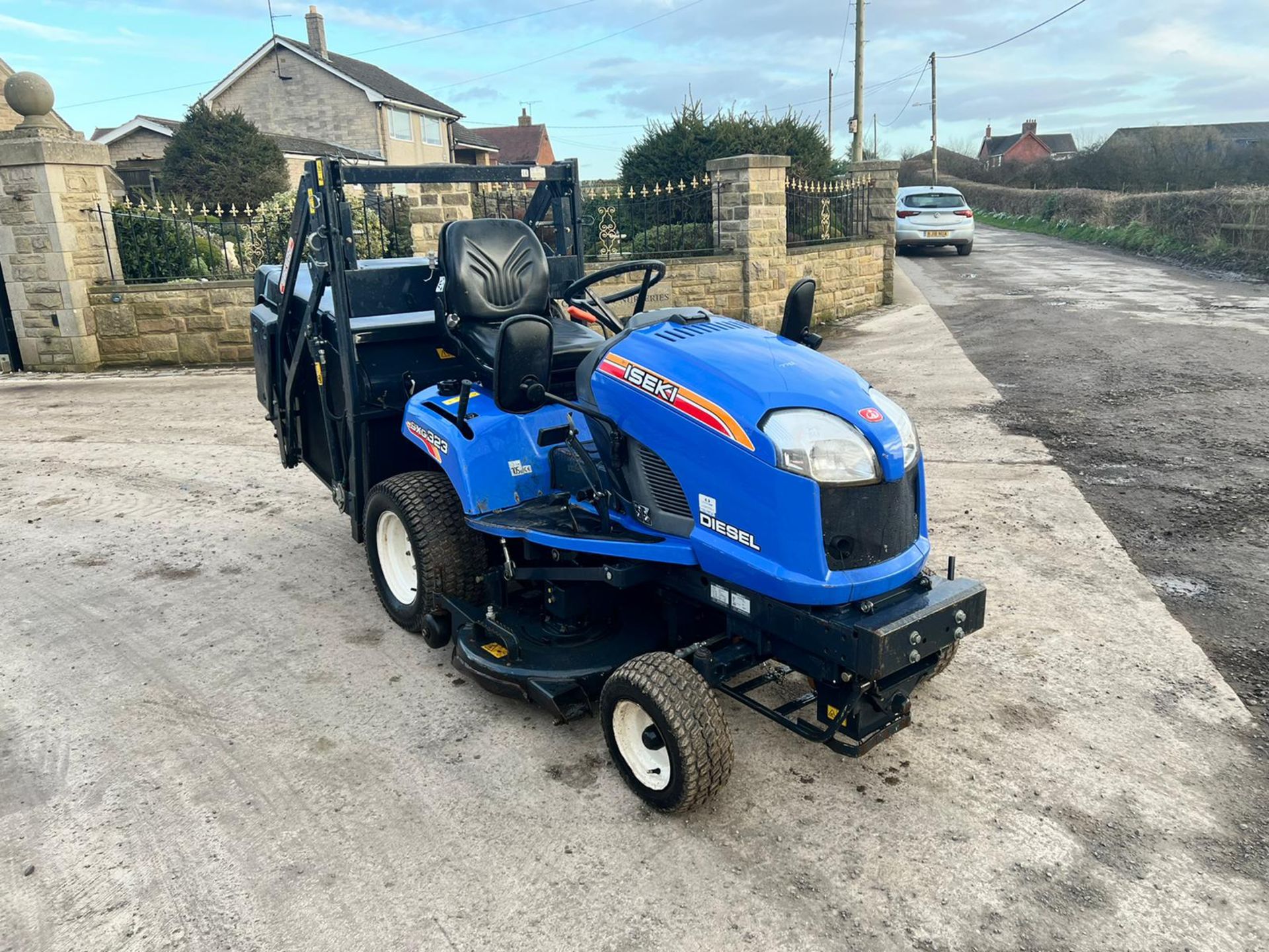 2012 ISEKI SXG323 DIESEL HIGH TIP RIDE ON MOWER, RUNS DRIVES AND CUTS *PLUS VAT*