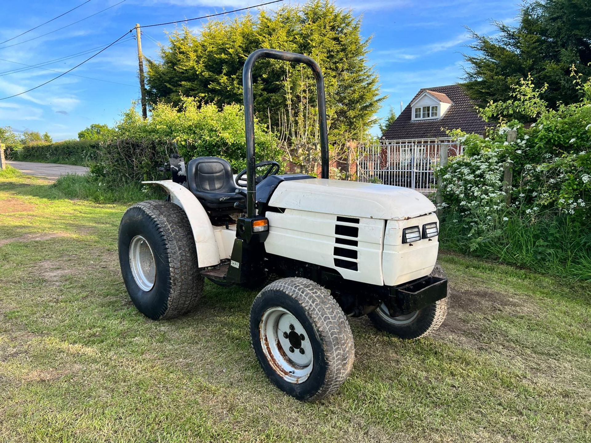 Lamborghini Runner 350 35HP Compact Tractor Electric Start, Roll Bar *PLUS VAT* - Image 2 of 11