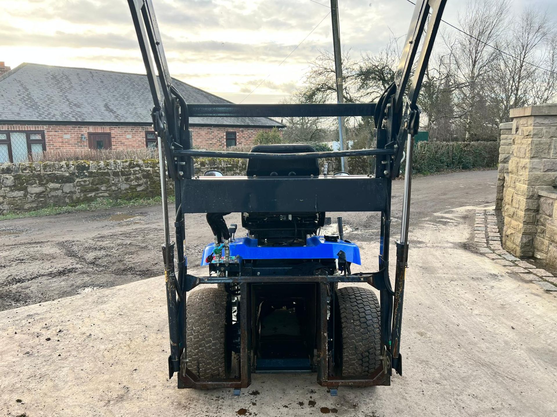 2012 ISEKI SXG323 DIESEL HIGH TIP RIDE ON MOWER, RUNS DRIVES AND CUTS *PLUS VAT* - Image 7 of 13