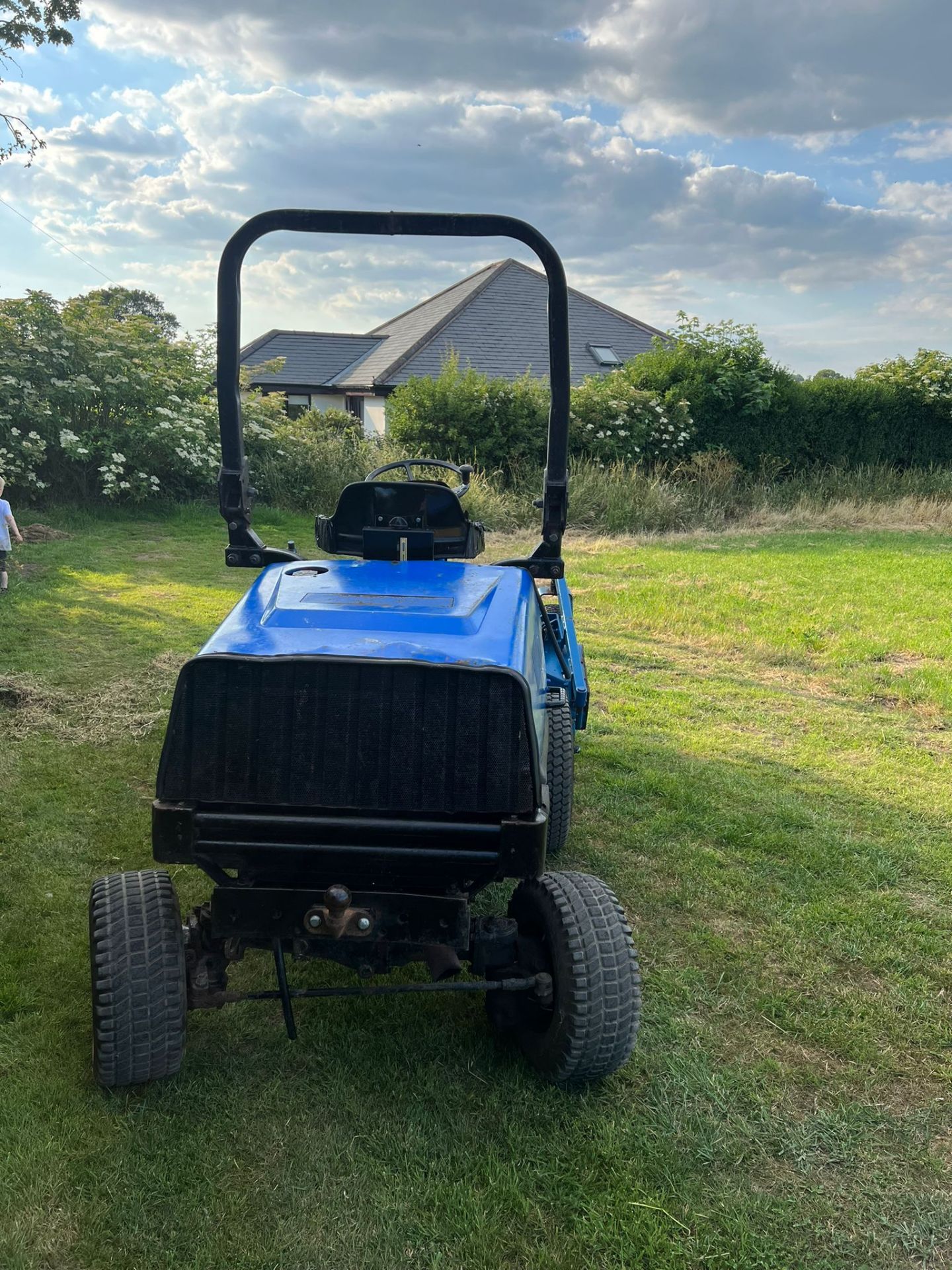 NEW HOLLAND CM274 OUT FRONT RIDE ON LAWN MOWER *PLUS VAT* - Image 4 of 7