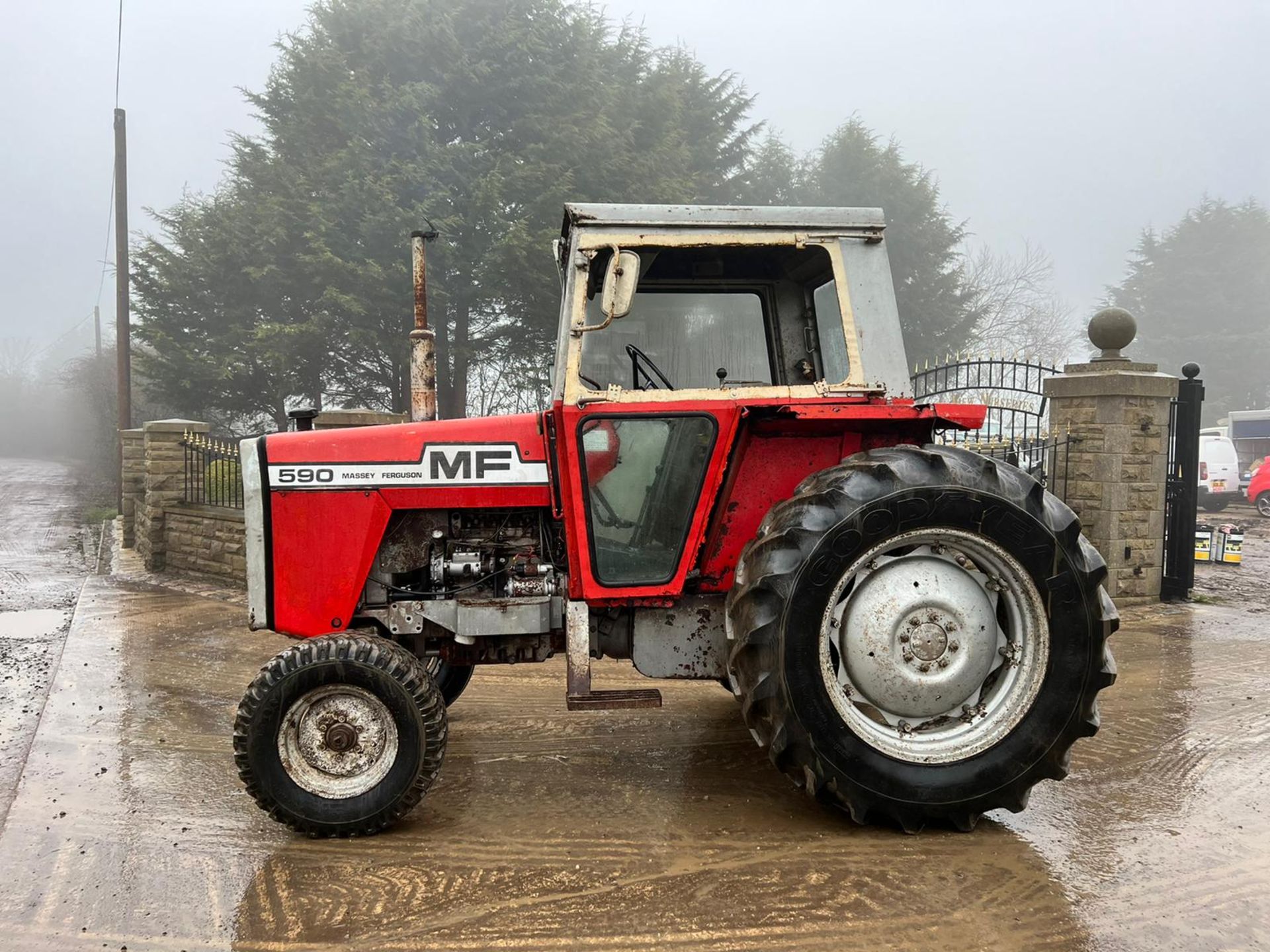 MASSEY FERGUSON 590 75hp TRACTOR, RUNS AND DRIVES, ROAD REGISTERED, CABBED, 2 SPOOLS - Image 3 of 13