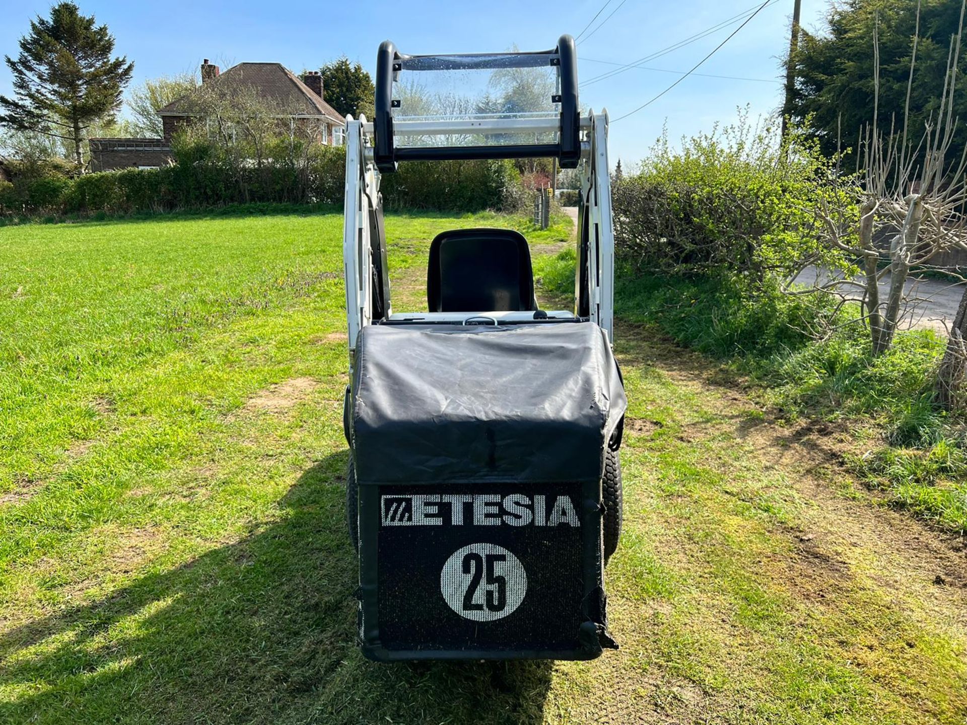 2016 Etesia Hydro 100 High Tip Ride On Mower, Runs Drives Cuts And Collects *PLUS VAT* - Image 6 of 25