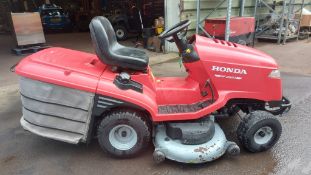 HONDA HF 2622 RIDE ON LAWN MOWER, WITH BOTH REAR DISCHARGE AND MULCHING BY MOVING LEVER *PLUS VAT*