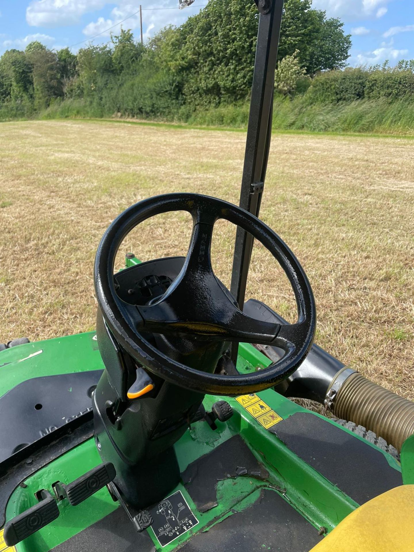 JOHN DEERE 1565 SERIES 2 RIDE ON LAWN MOWER WITH CLAMSHELL COLLECTOR *NO VAT* - Image 11 of 12