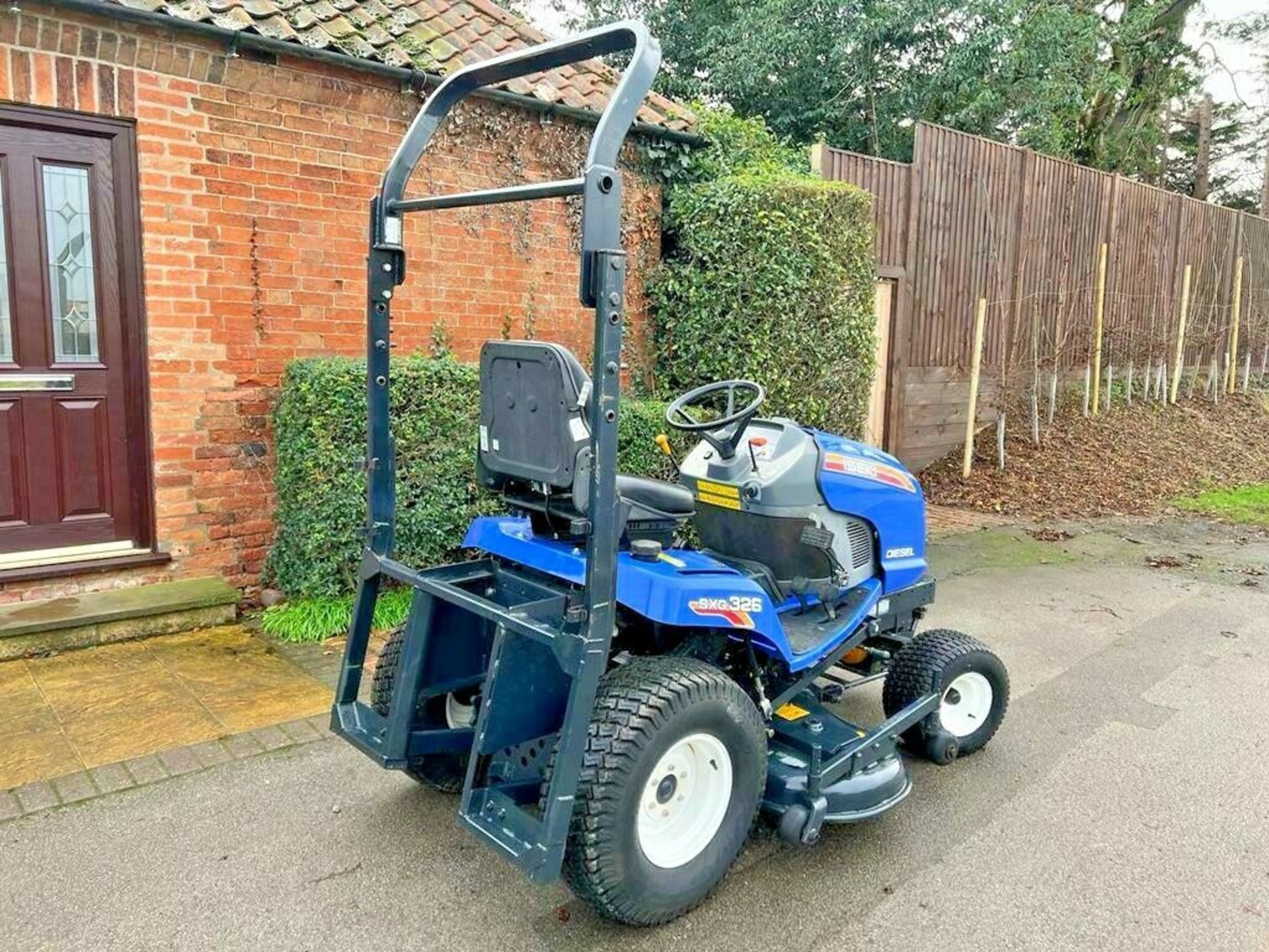 ISEKI 326 RIDE ON MOWER C/W 54" MULCHING DECK, HYDRO DRIVE, 3 CYLINDER DIESEL *PLUS VAT* - Image 4 of 6