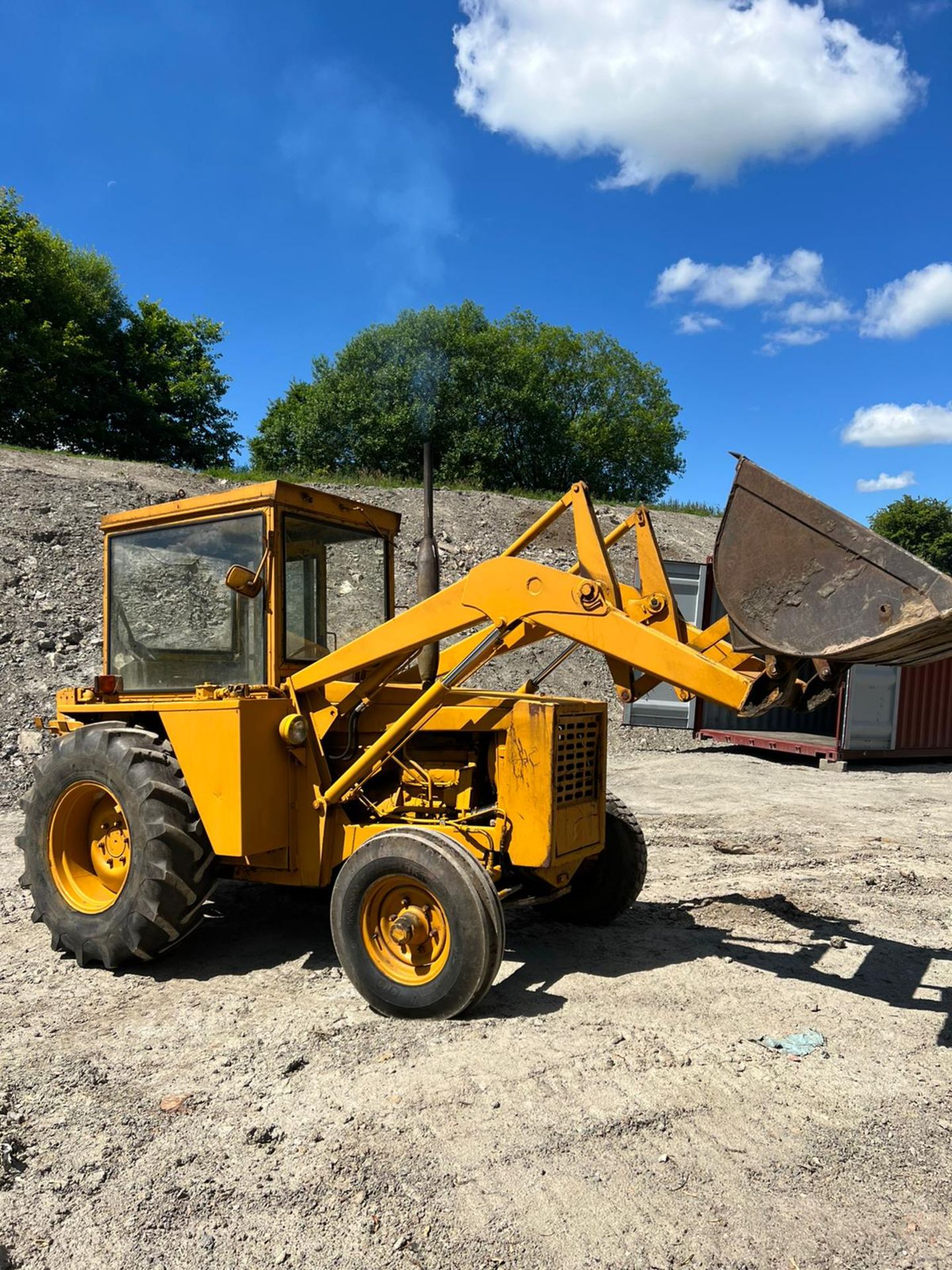 INTERNATIONAL 3434 FRONT LOADER TRACTOR WITH COMPRESSOR ON THE REAR *PLUS VAT* - Image 2 of 11