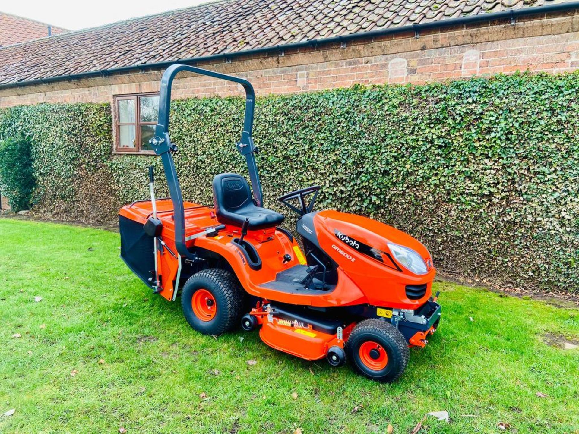 KUBOTA GR1600 MK2 MOWER, BRAND NEW, C/W COLLECTOR, 42" ROTARY CUT *PLUS VAT* - Image 2 of 9