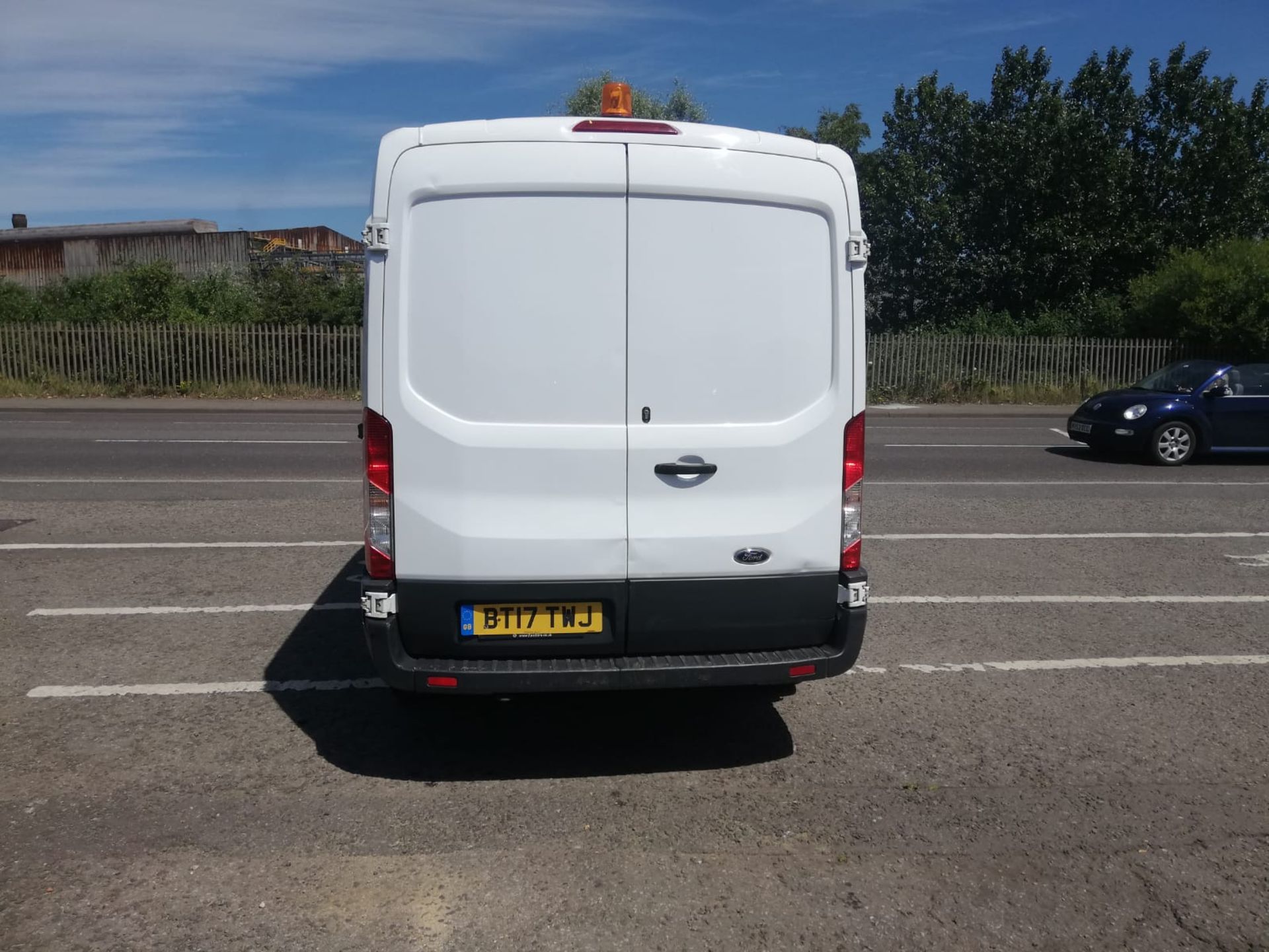 2017 FORD TRANSIT 350 L2H2 WHITE PANEL VAN, EURO 6 *PLUS VAT* - Image 6 of 17