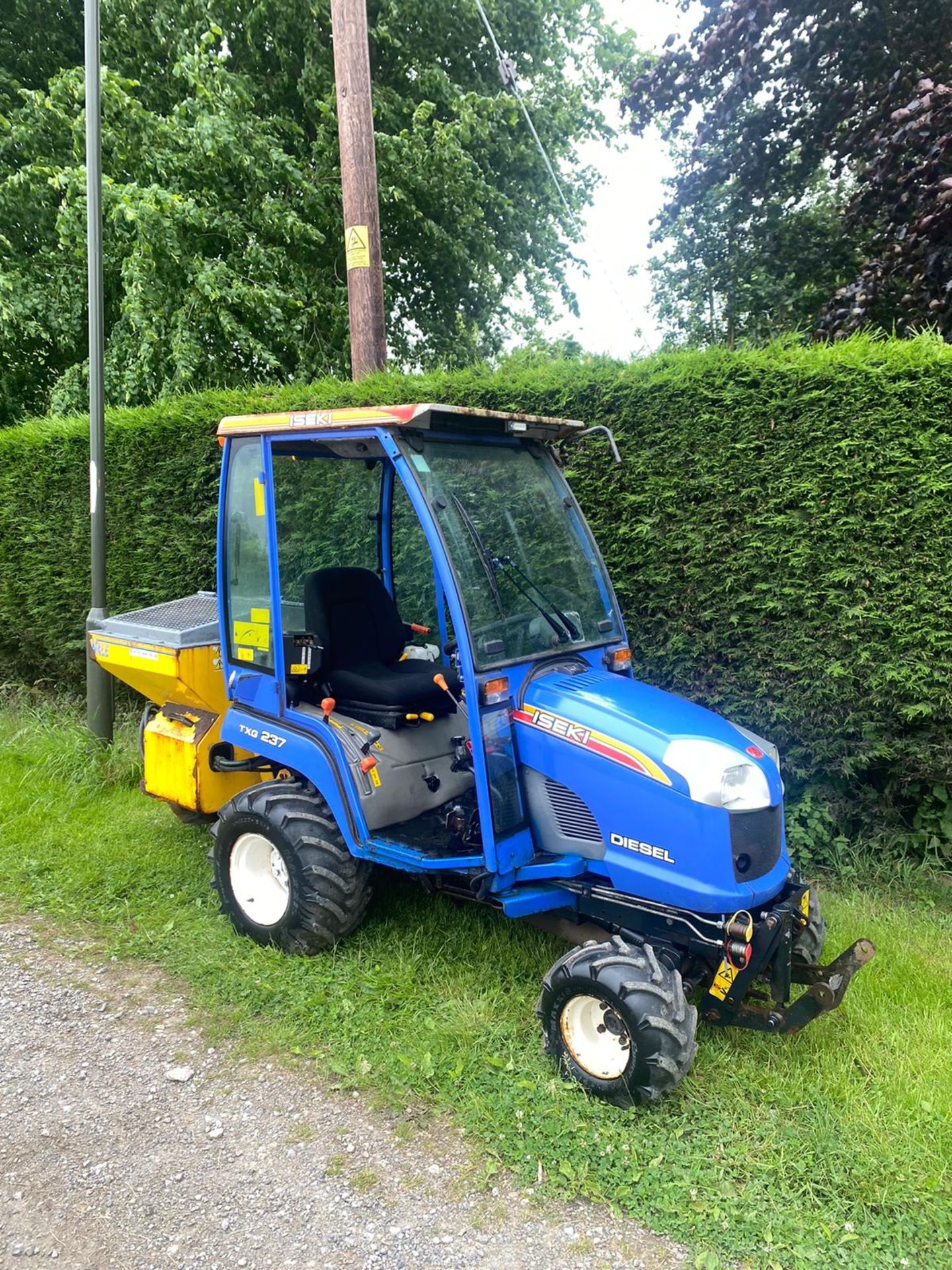 ISEKI TXG 237 COMPACT TRACTOR WITH SPREADER, 4 WHEEL DRIVE, 414 RECORDED HOURS *PLUS VAT*