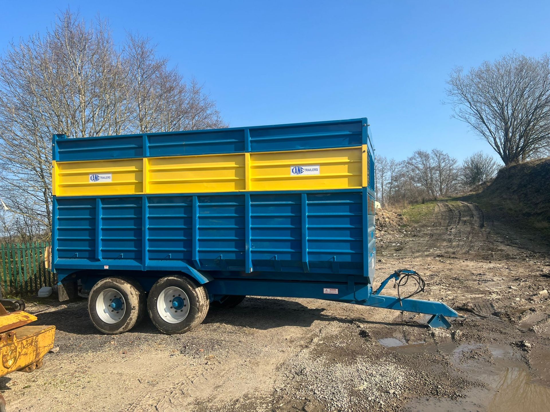 KANE 14 TON TWIN AXLE SILAGE TRAILER FULL BACK DOOR, HYDRAULIC BRAKES *PLUS VAT* - Image 2 of 6