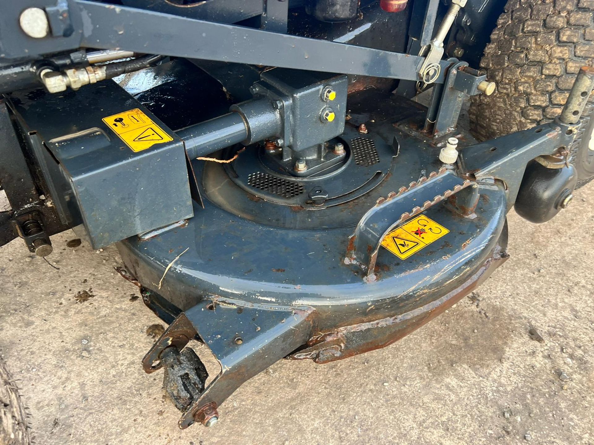 2012 ISEKI SXG323 DIESEL HIGH TIP RIDE ON MOWER, RUNS DRIVES AND CUTS *PLUS VAT* - Image 10 of 13