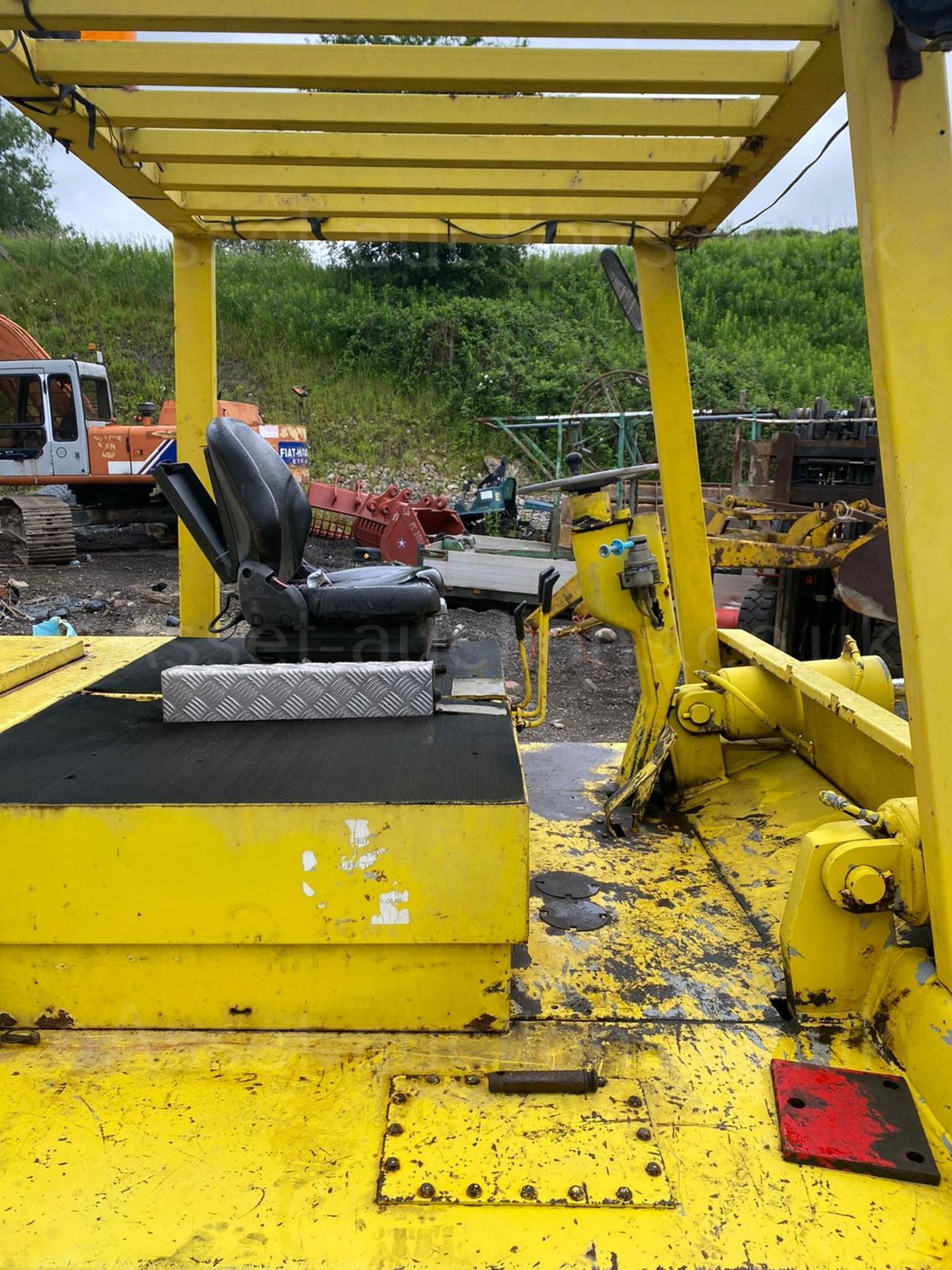 15 TON LANCER BOSS FORK LIFT, RUNS AND WORKS WELL, LIFTING CAPACITY 15,000kg *PLUS VAT* - Image 5 of 8