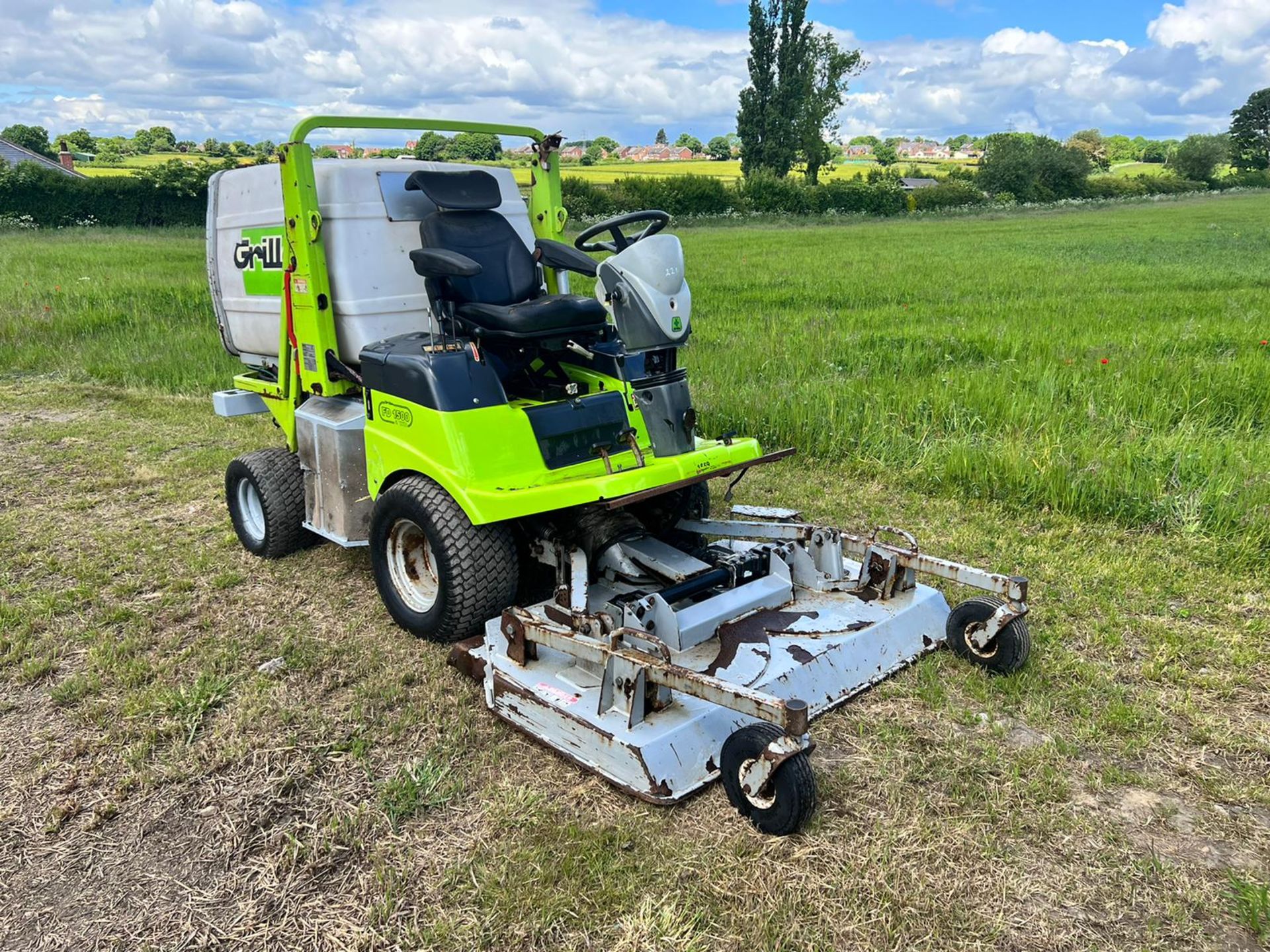 GRILLO FD1500 RIDE ON LAWN MOWER WITH HIGH LIFT COLLECTOR, RUNS DRIVES AND CUTS *PLUS VAT*