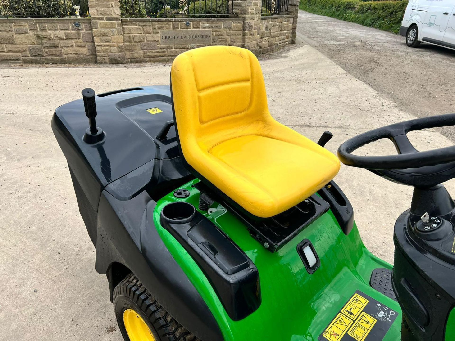 2015 JOHN DEERE X155R RIDE ON LAWN MOWER *PLUS VAT* - Image 10 of 15