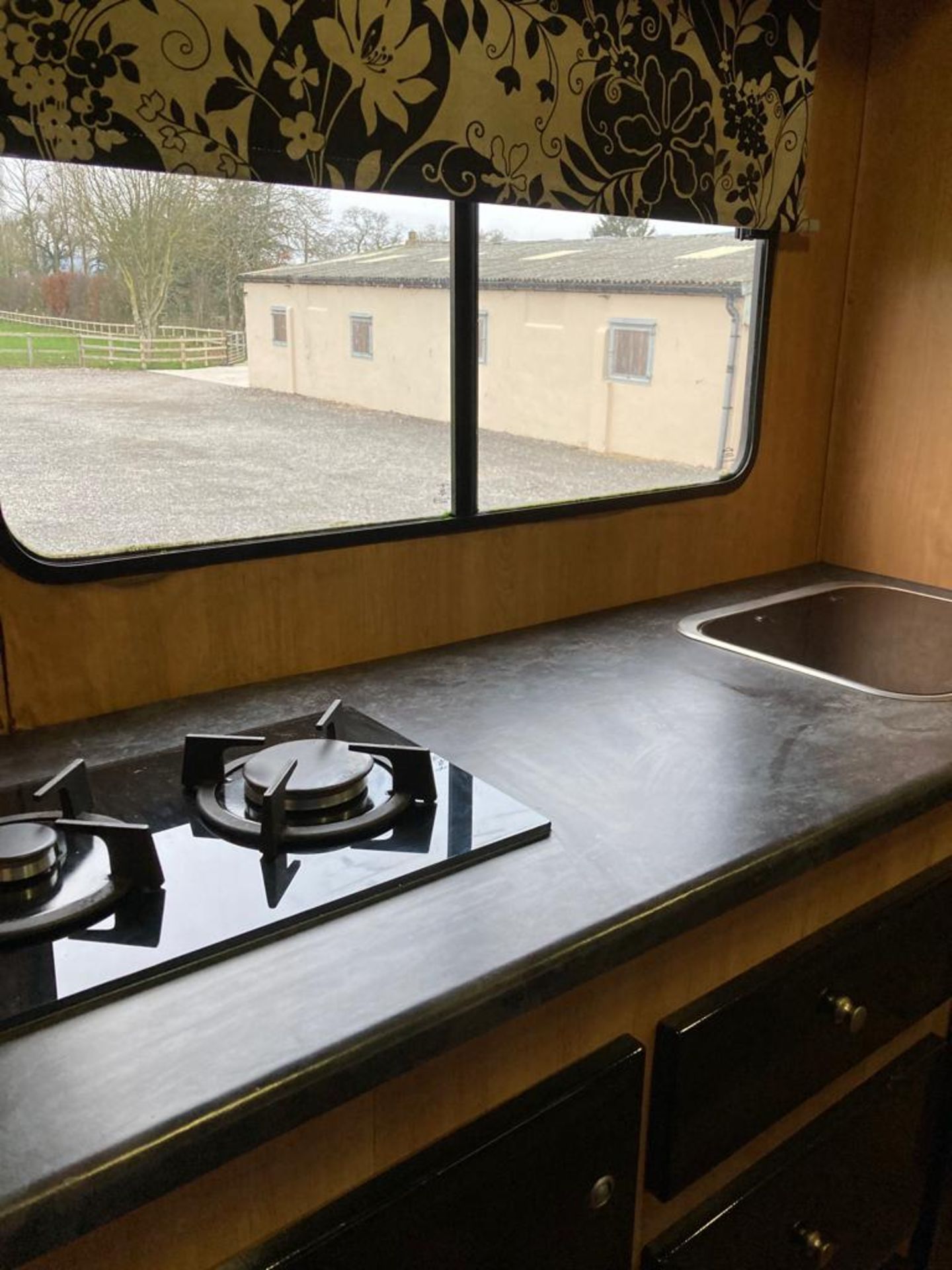 RESERVE LOWERED! HORSE BOX / ACCOMODATION, SPACE FOR 3 PONIES OR 2 HORSES (MAX HEIGHT 17 HANDS) - Image 25 of 33