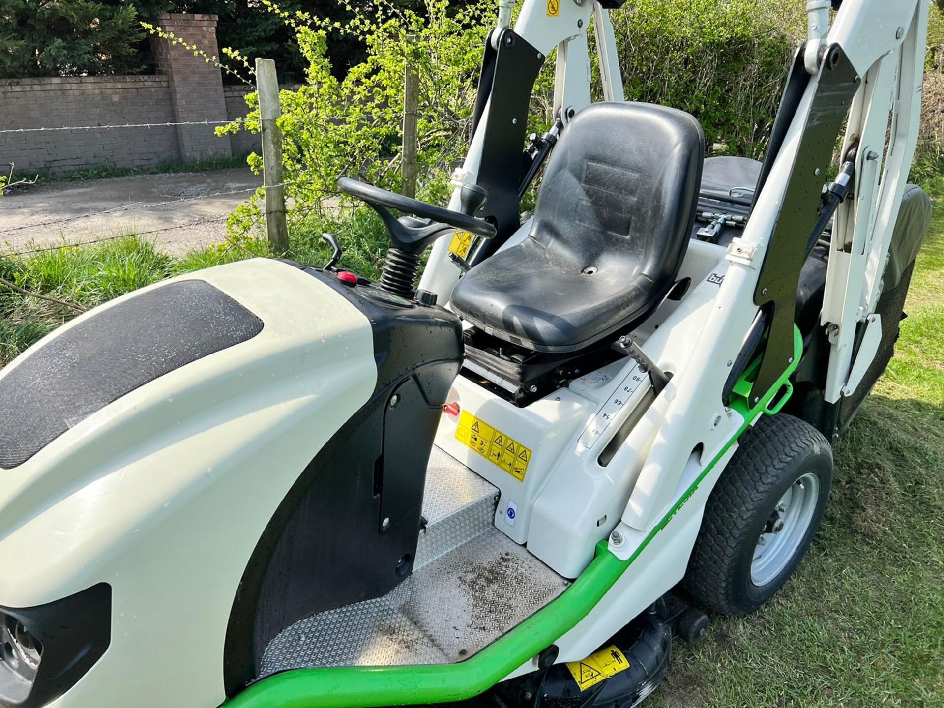 2016 Etesia Hydro 100 High Tip Ride On Mower, Runs Drives Cuts And Collects *PLUS VAT* - Image 22 of 25