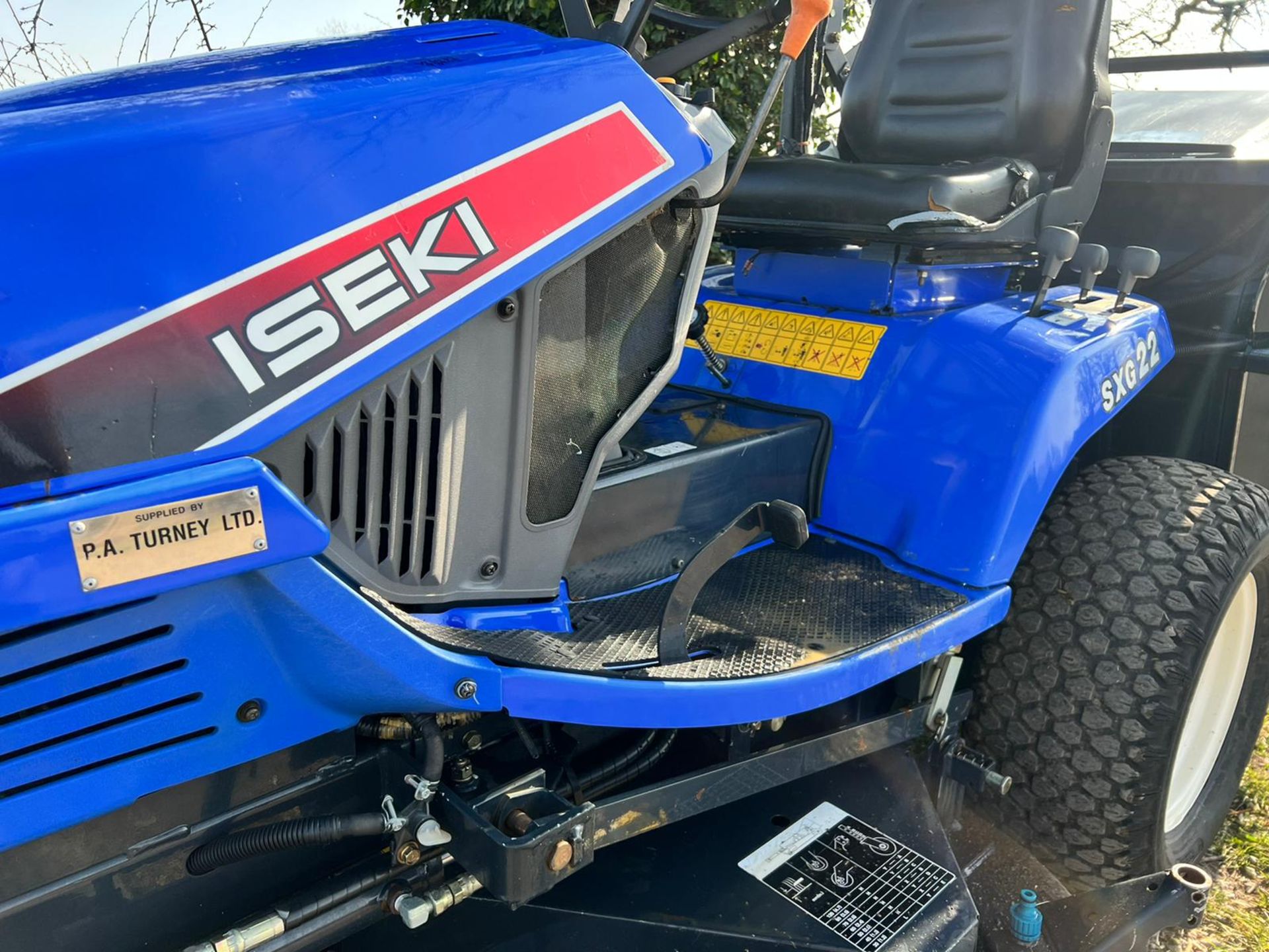 Iseki SXG22 Diesel High Tip Ride On Mower With Iseki SBC550 Collector, Runs Drives Cuts And Collects - Image 11 of 16