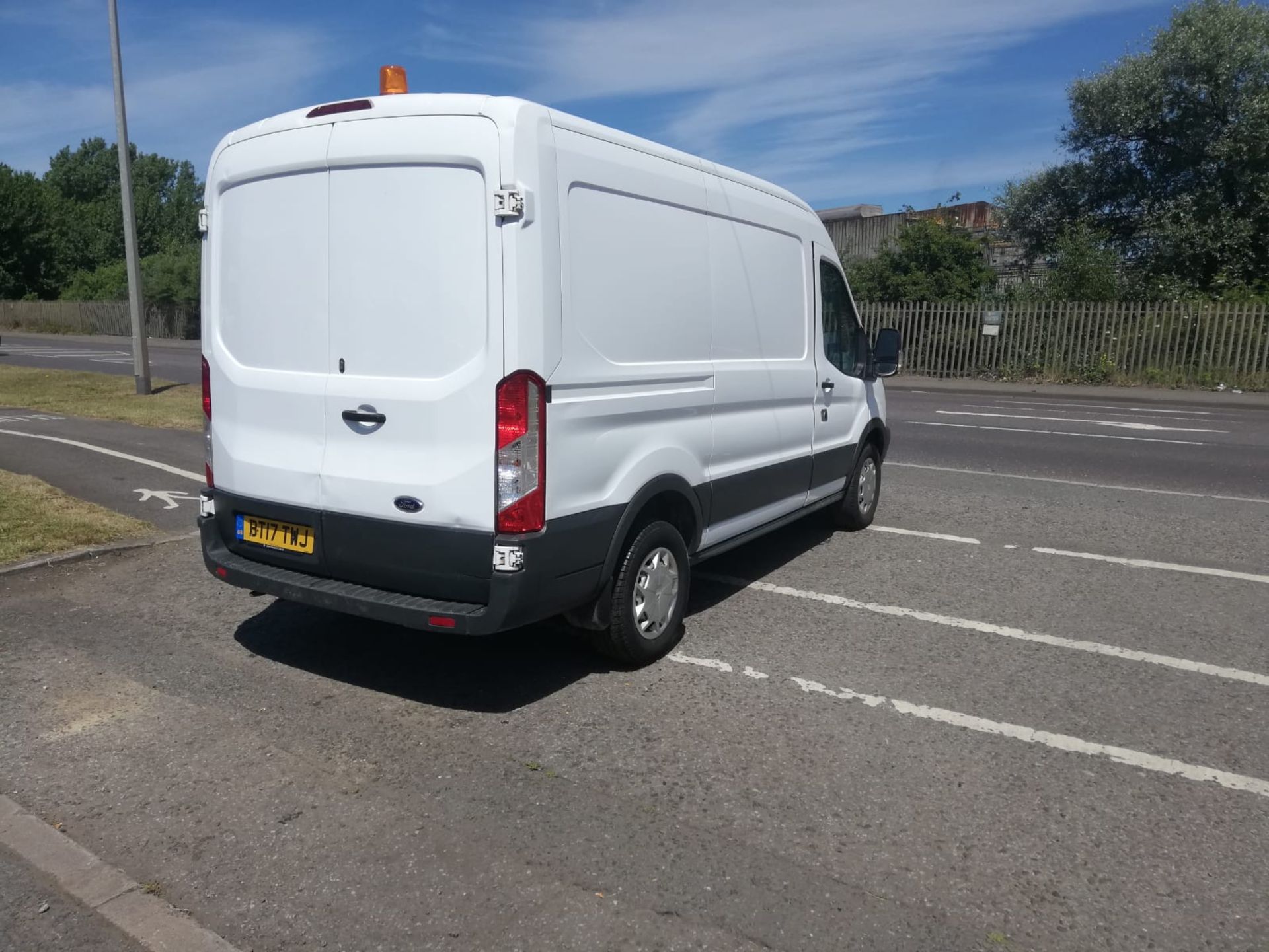 2017 FORD TRANSIT 350 L2H2 WHITE PANEL VAN, EURO 6 *PLUS VAT* - Image 7 of 17