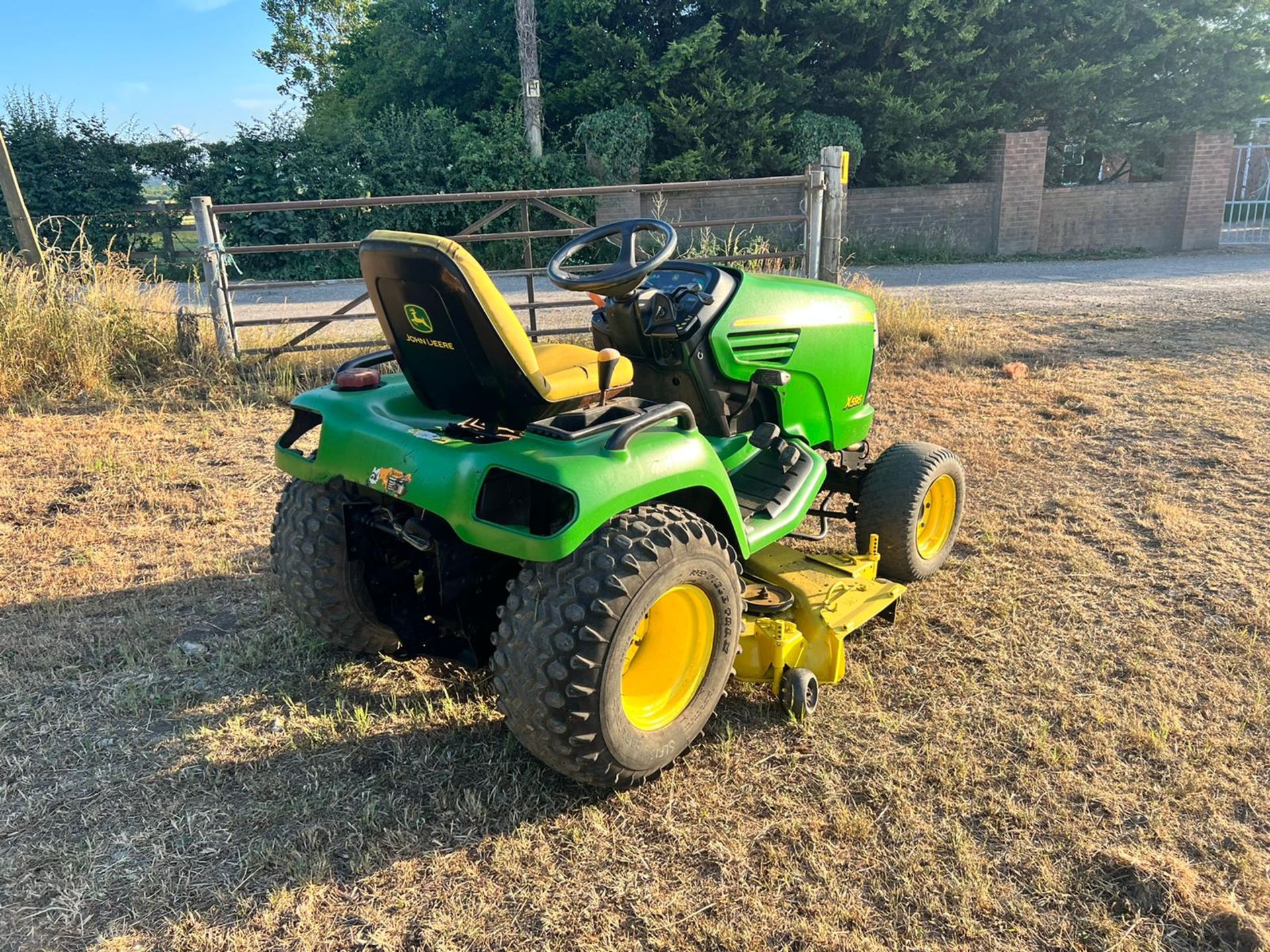 John Deere X595 4WD Ride On Mower *PLUS VAT* - Image 4 of 11