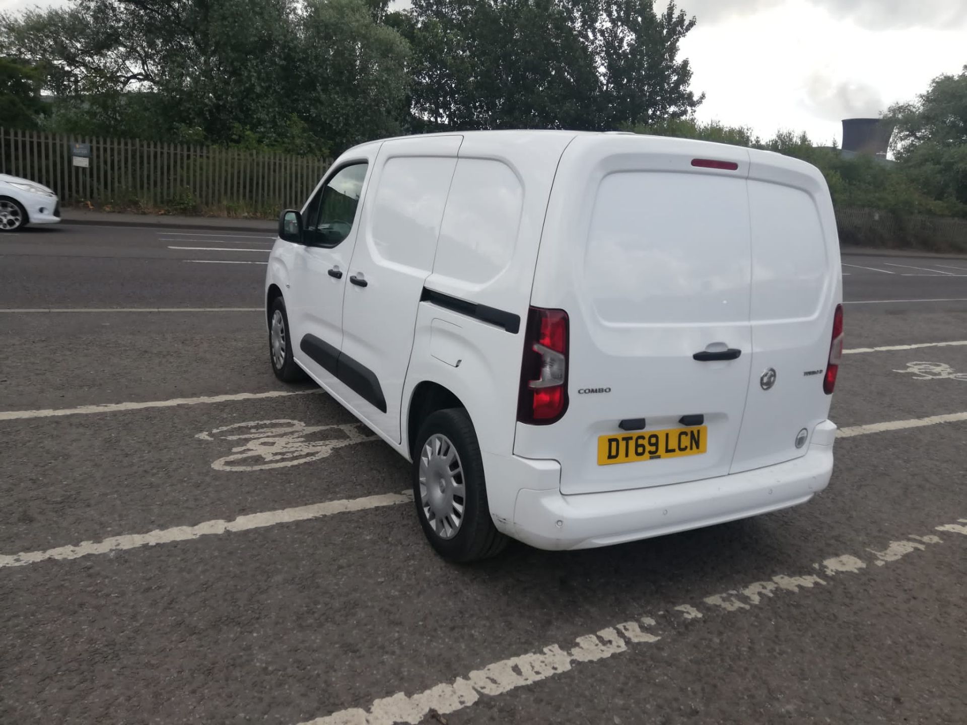 2020/69 VAUXHALL COMBO 2000 SPORTIVE S/S WHITE PANEL VAN *PLUS VAT* - Image 8 of 10