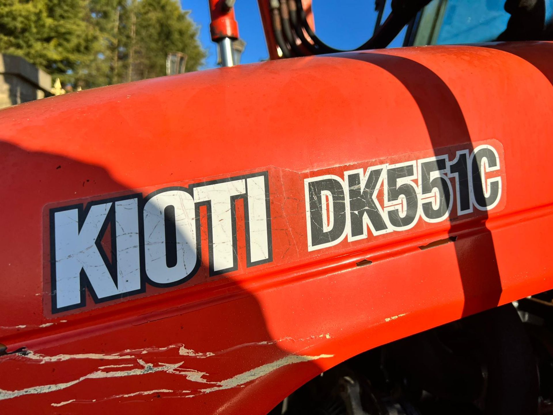KIOTI DK551C 54hp 4WD COMPACT TRACTOR WITH FRONT LOADER AND BUCKET, 1869 HOURS *PLUS VAT* - Image 13 of 13