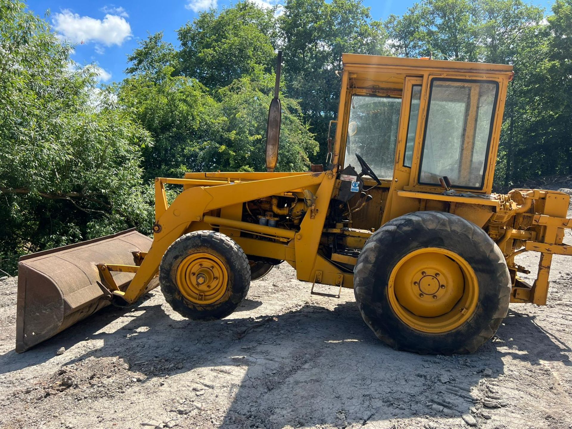 INTERNATIONAL 3434 FRONT LOADER TRACTOR WITH COMPRESSOR ON THE REAR *PLUS VAT* - Image 7 of 11