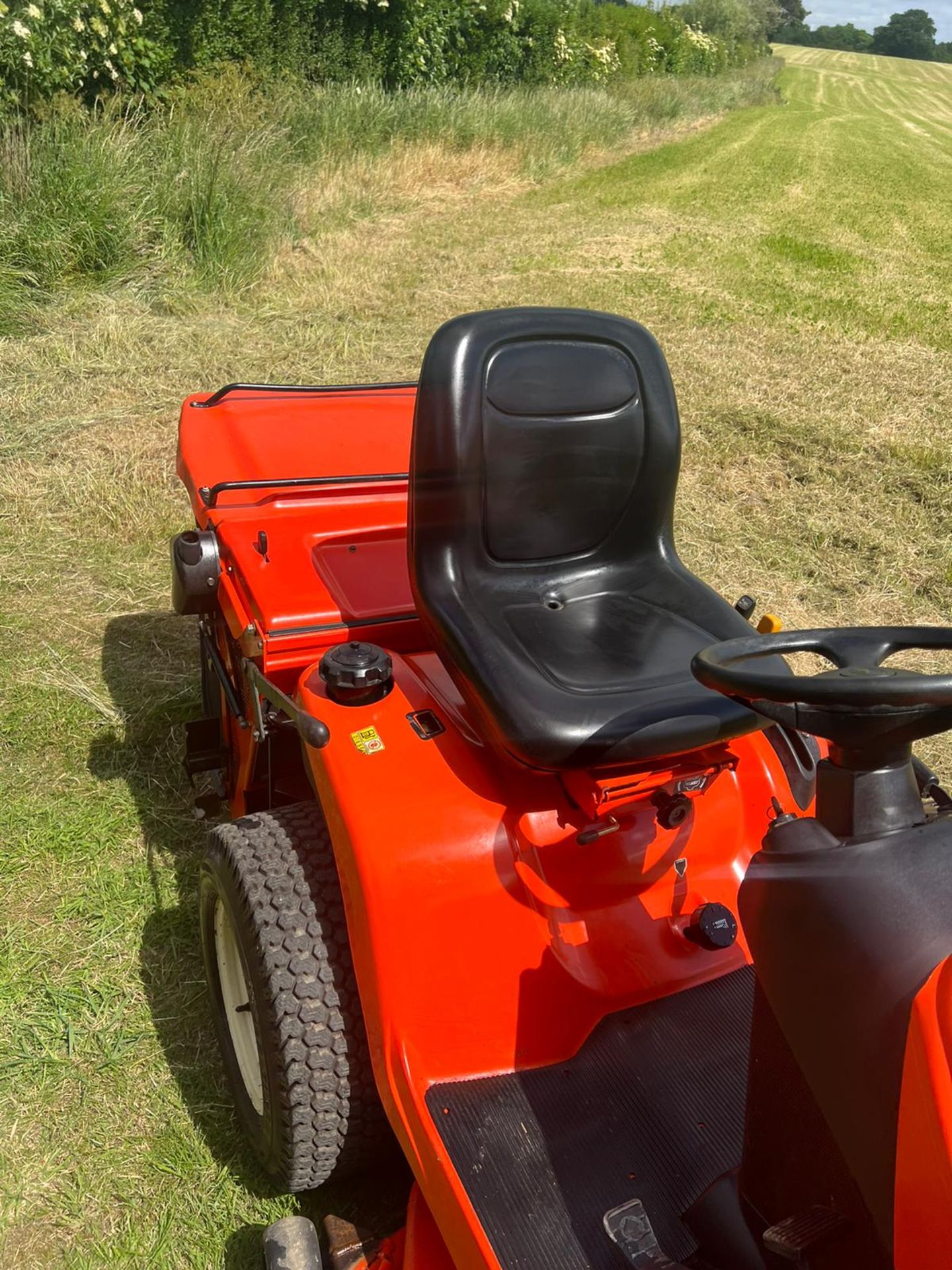 KUBOTA GR2100 GLIDE STEER 4 WHEEL DRIVE RIDE ON LAWN MOWER *PLUS VAT* - Image 9 of 12