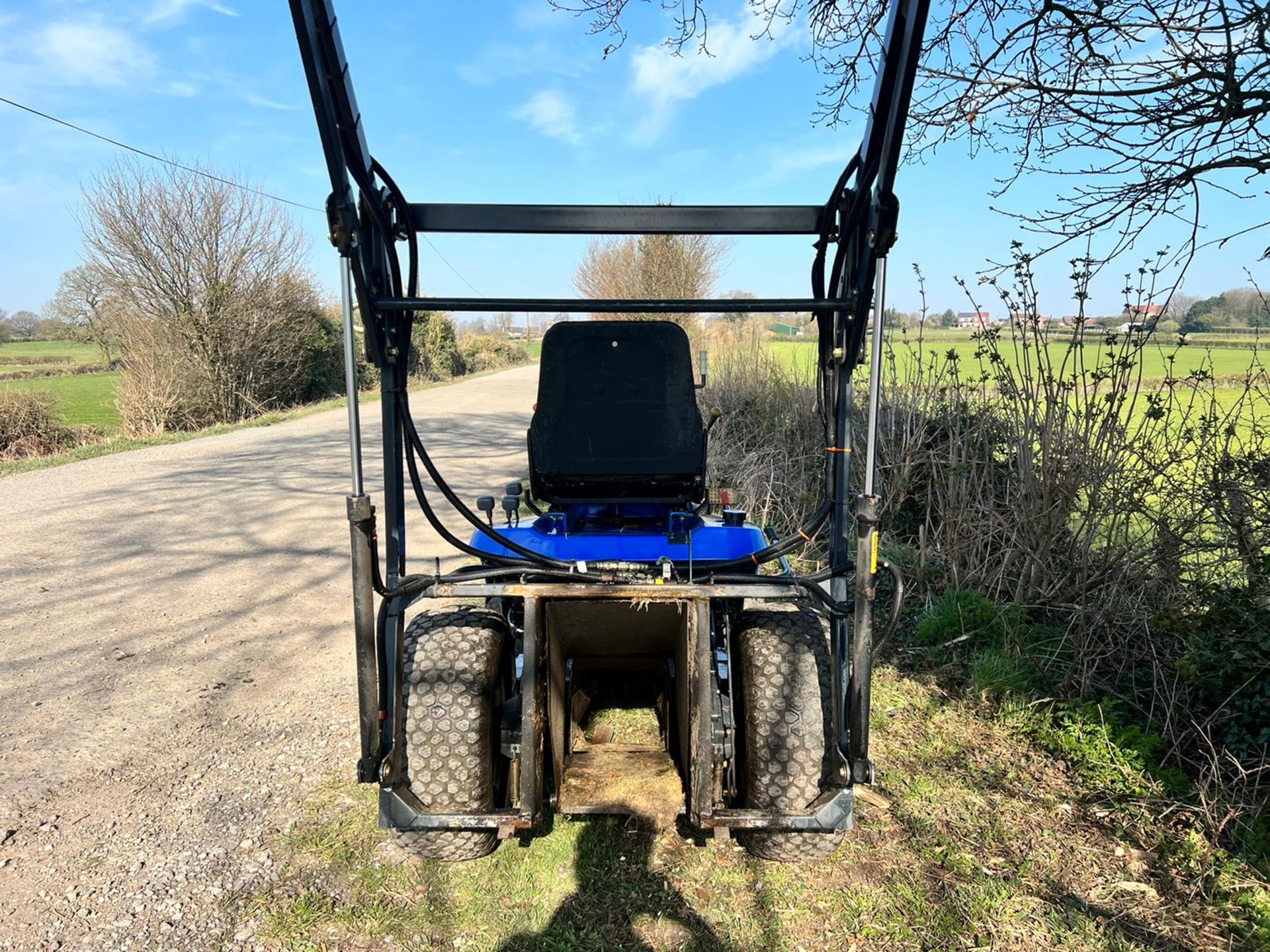 Iseki SXG22 Diesel High Tip Ride On Mower With Iseki SBC550 Collector, Runs Drives Cuts And Collects - Image 14 of 16