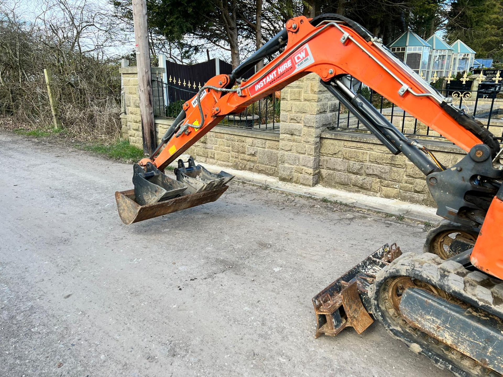 2017 HITACHI ZAXIS 19U 1.9 TON MINI DIGGER, RUNS DRIVES LIFTS, SHOWING A LOW 1609 HOURS - Image 7 of 20